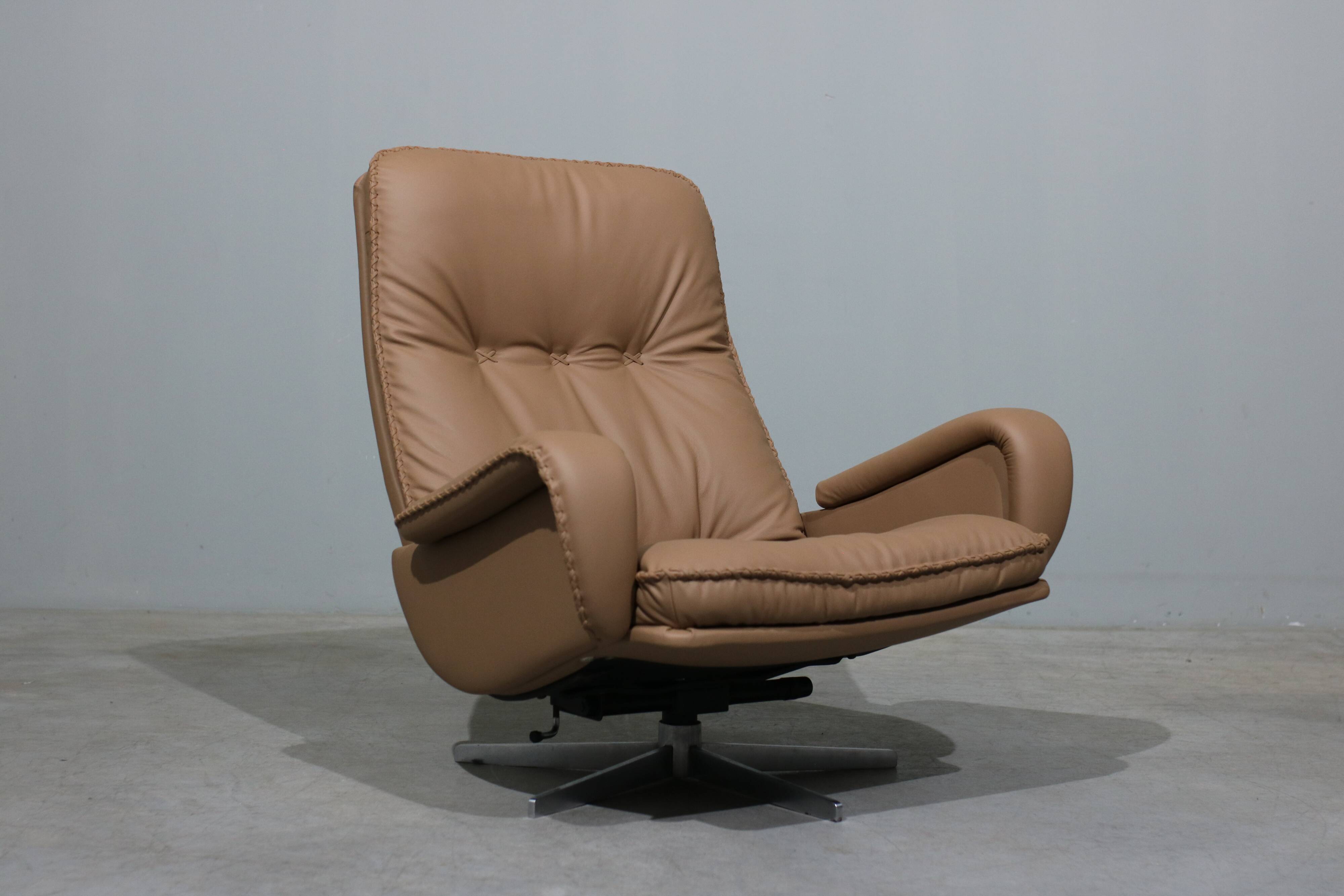 Fauteuil + repose-pieds en cuir de De Sede des années 70