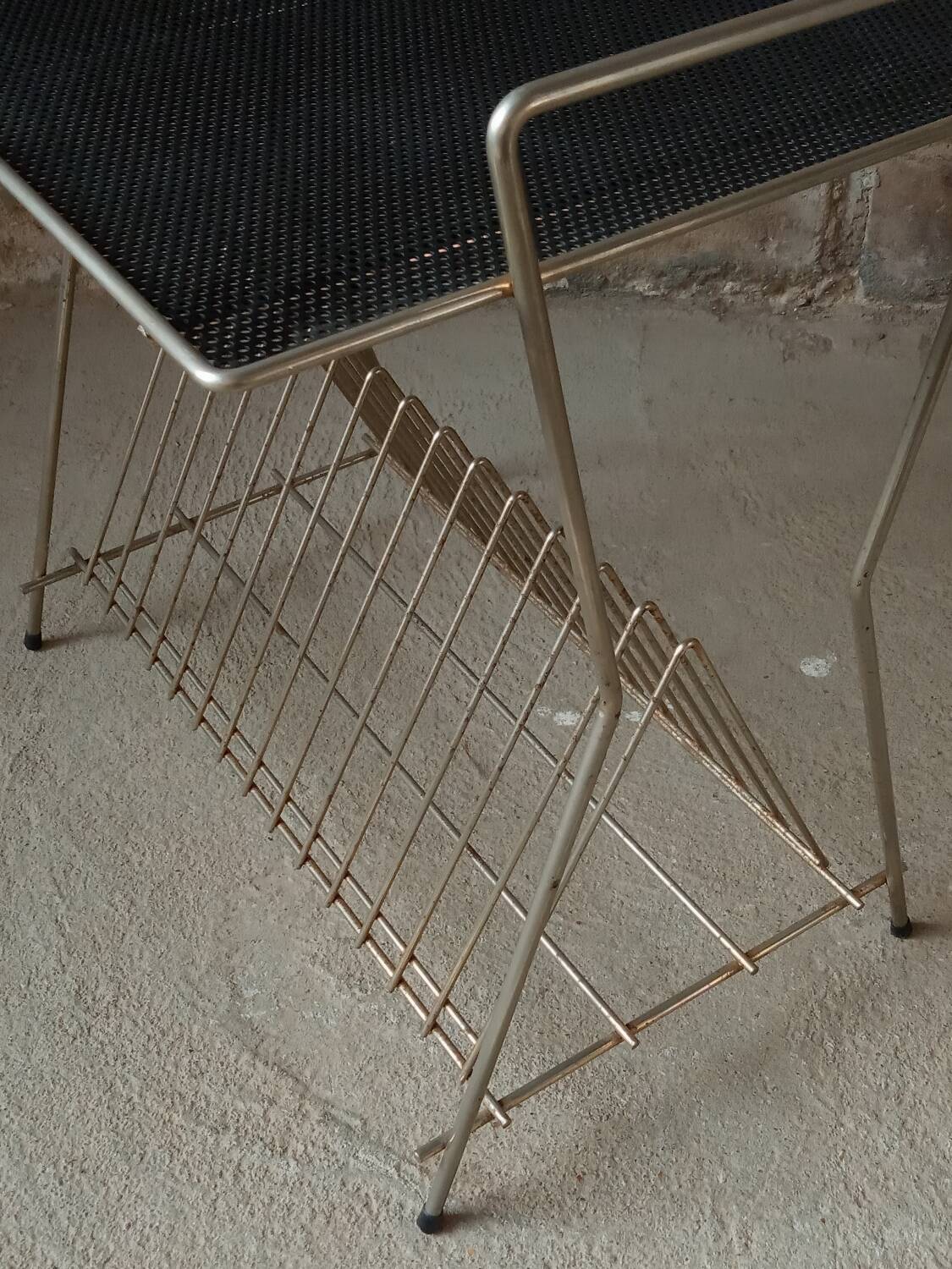 Table porte vinyle en metal perforé
