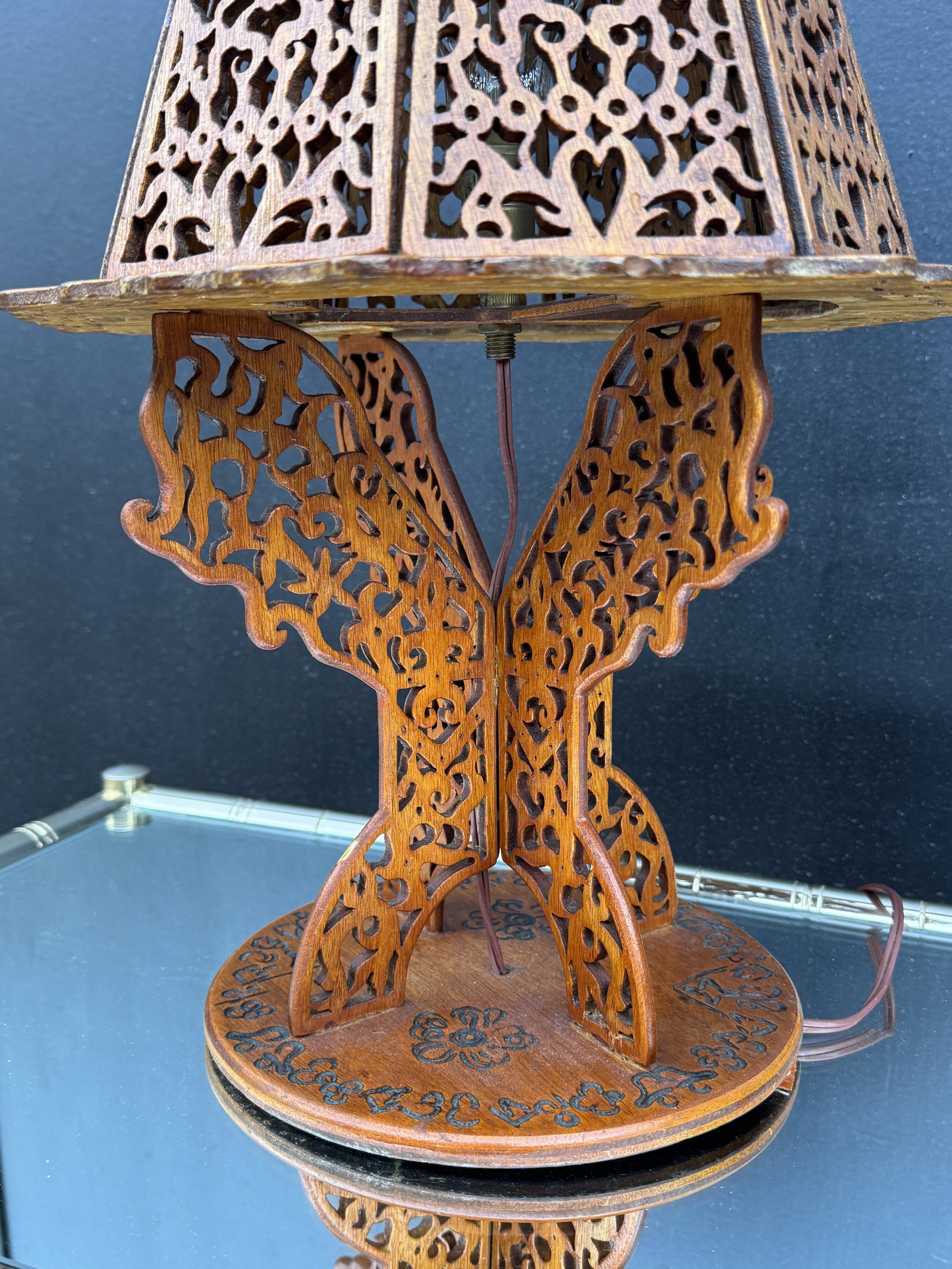 Lampe en bois ajouré de style exotique, années 60