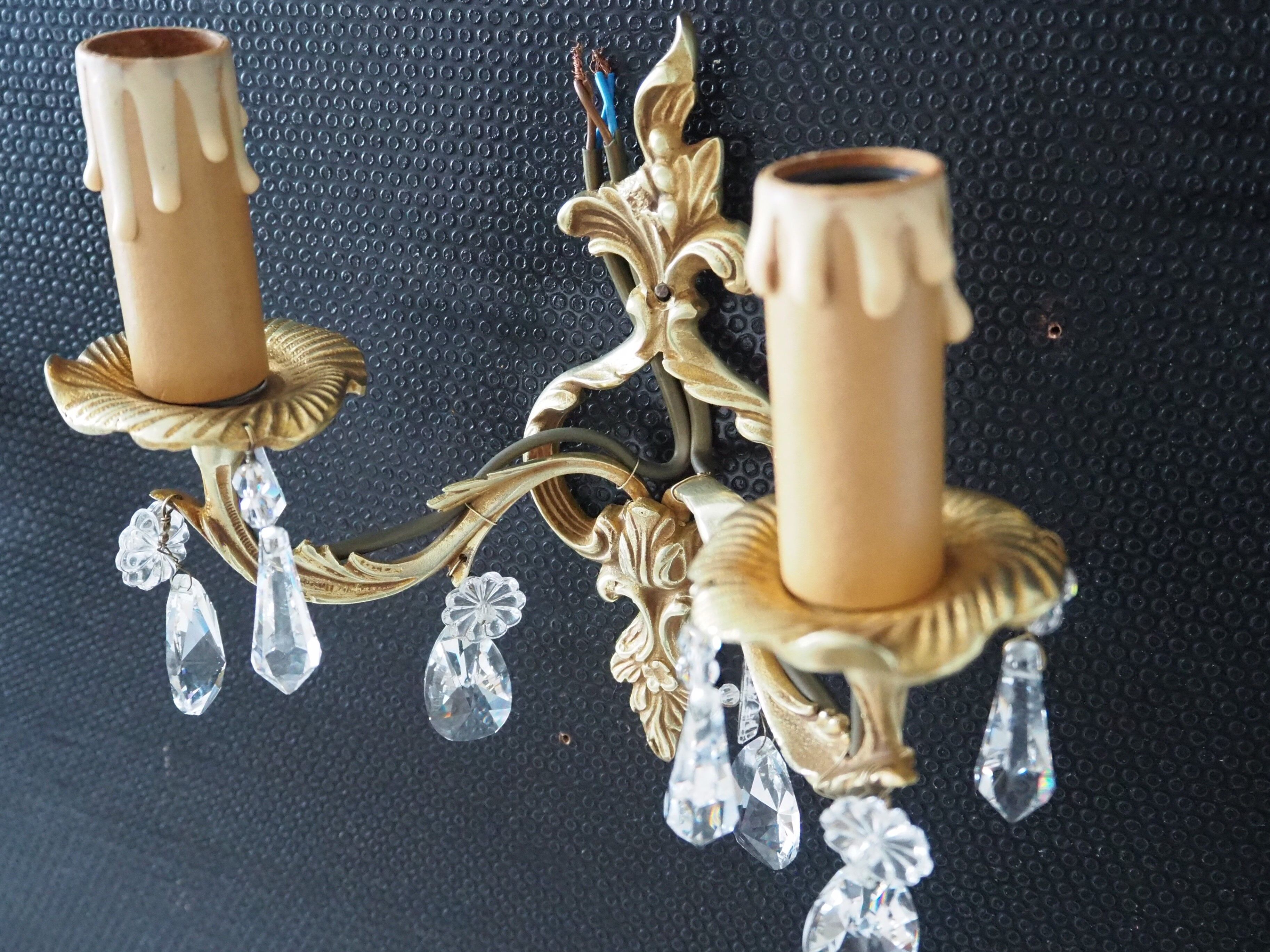 Pair of gilded bronze sconces and crystal pendants