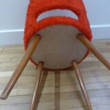chaise en fourrure rouge vintage