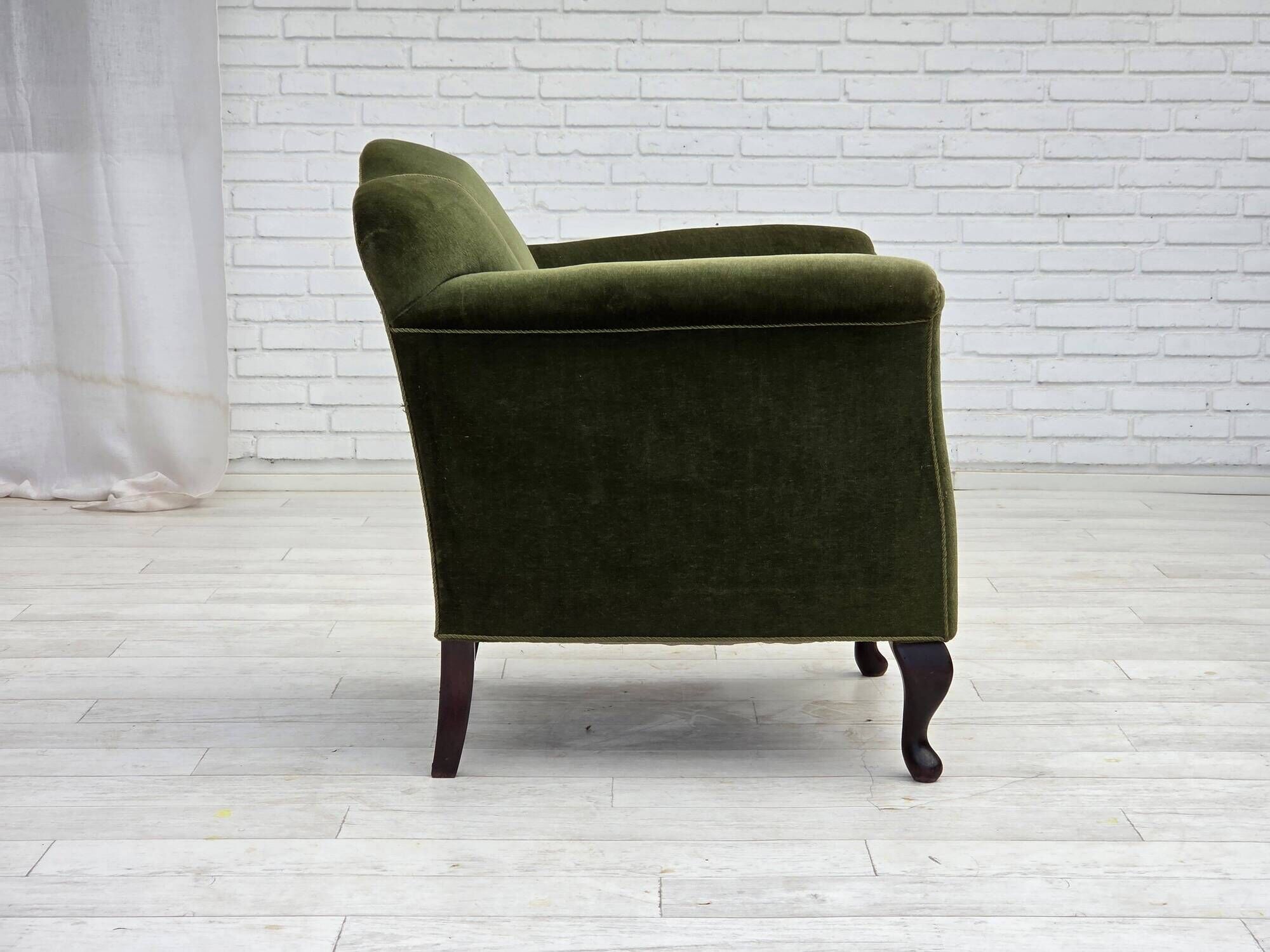 Fauteuil danois des années 1950, velours vert, pieds en frêne.