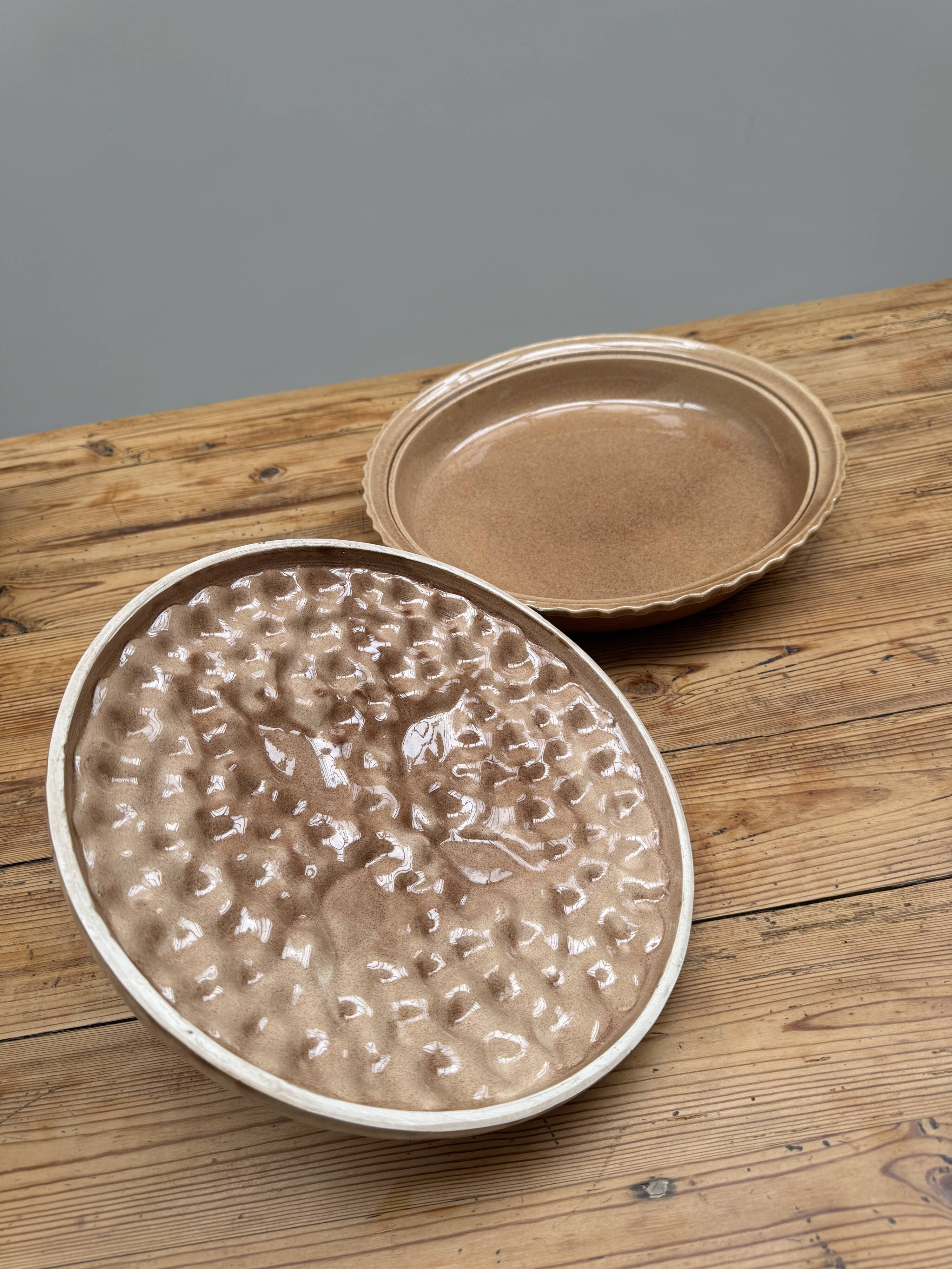 A trompe l’oeil strawberry pie dish