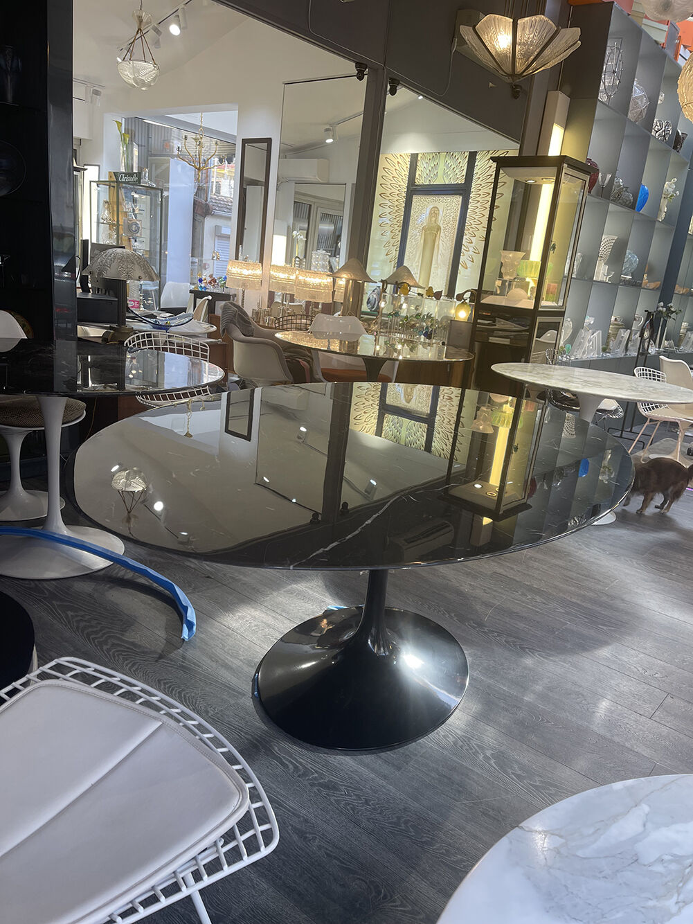 Saarinen & Knoll International: Tulip table, marble marquina and black rilsan