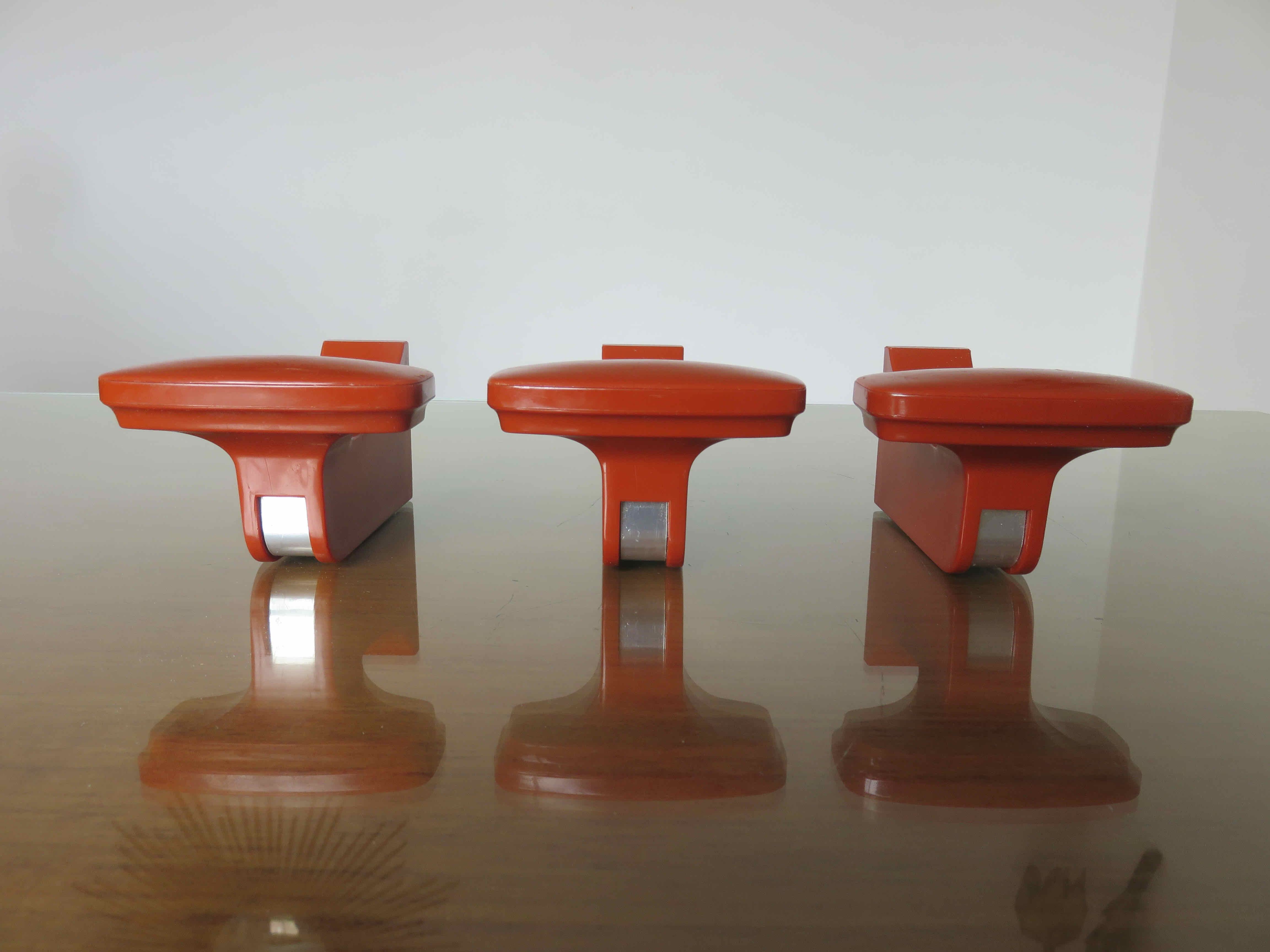 Series of 3 wall hooks grosfillex 70s