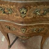 Commode galbée en bois de placage de style Louis XV / XX siècle
