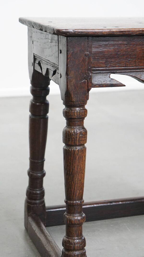 Tabouret anglais en chêne signé, XVIIe siècle