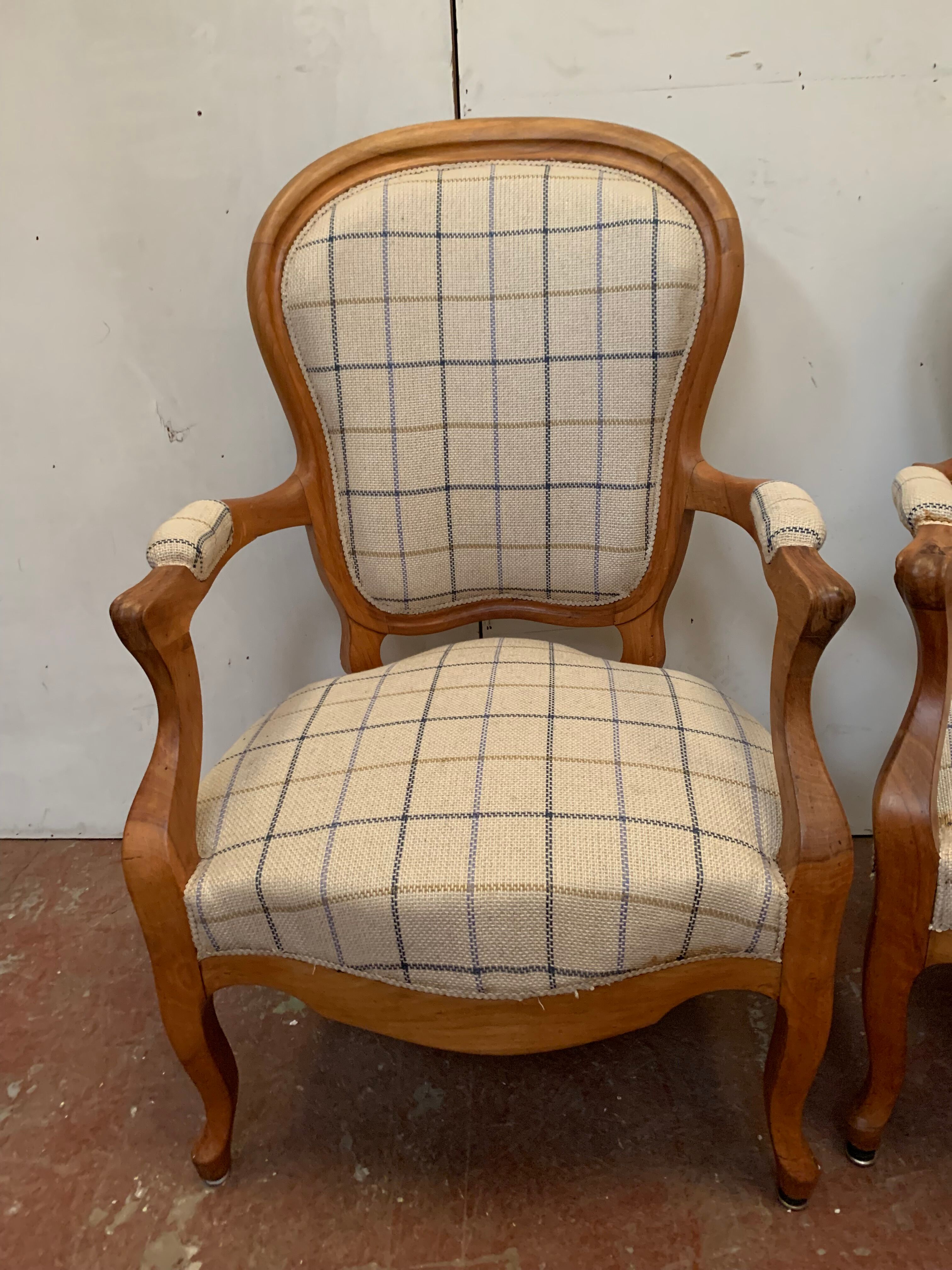 Paire de fauteuils de style Louis Philippe en hêtre teinté XX siècle