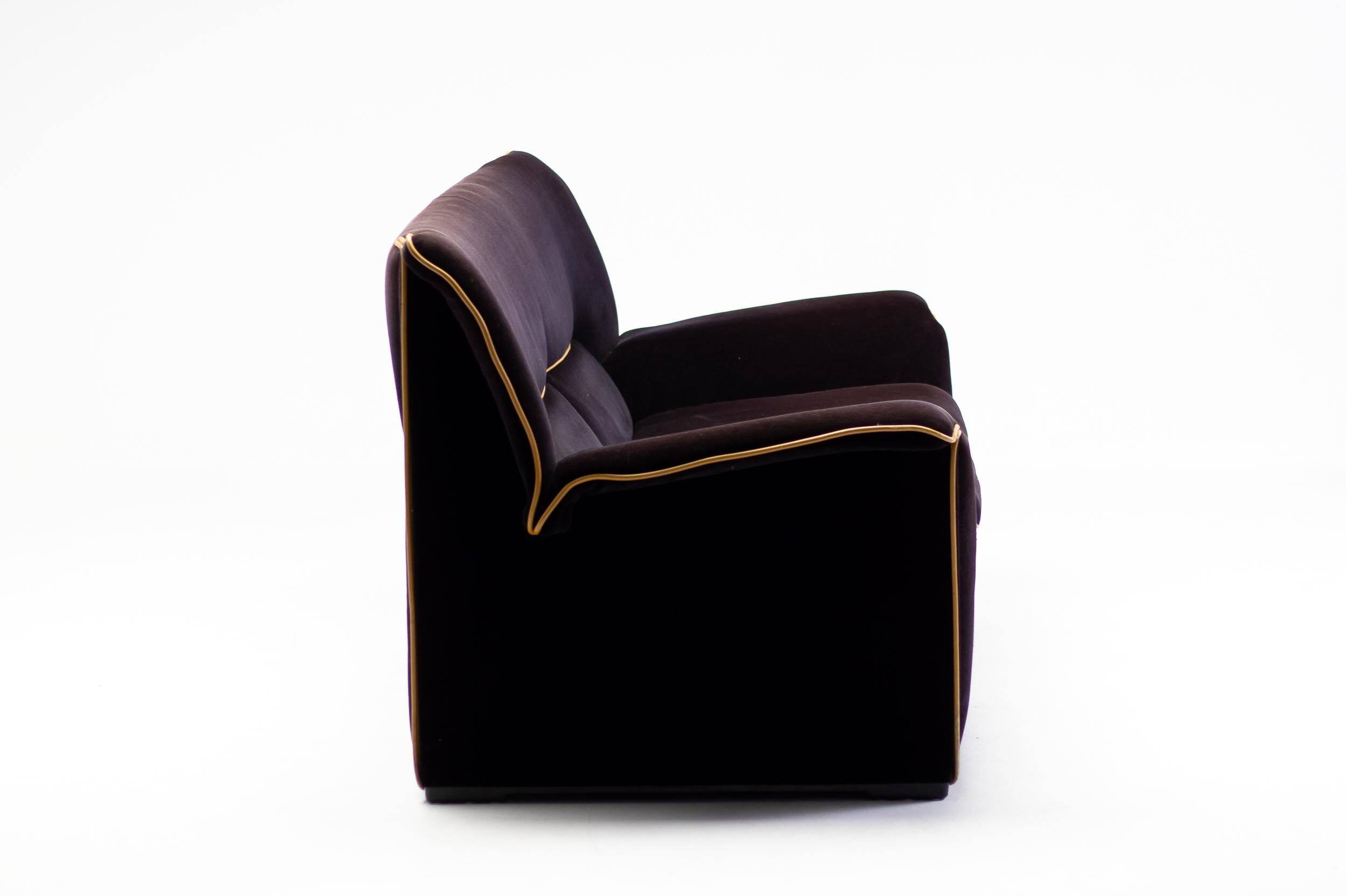 Lauriana sofa in velvet by Afra & Tobia Scarpa