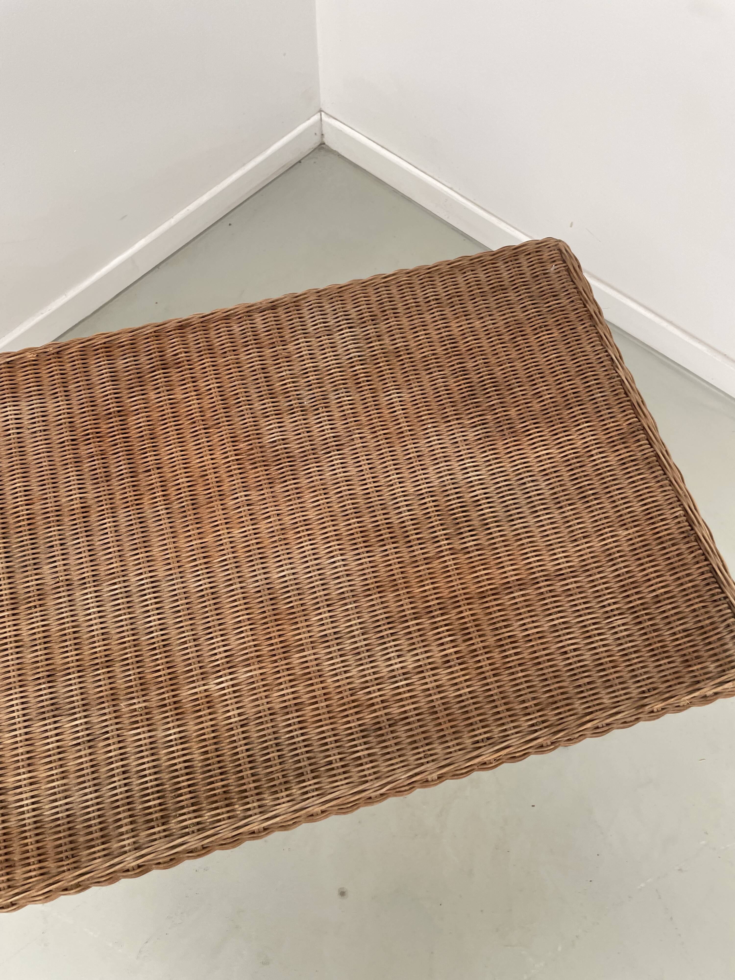 Table basse osier tressé et métal 1960