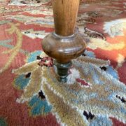 Table basse victorienne anglaise - Pieds toupie laiton – Plateau à motifs é