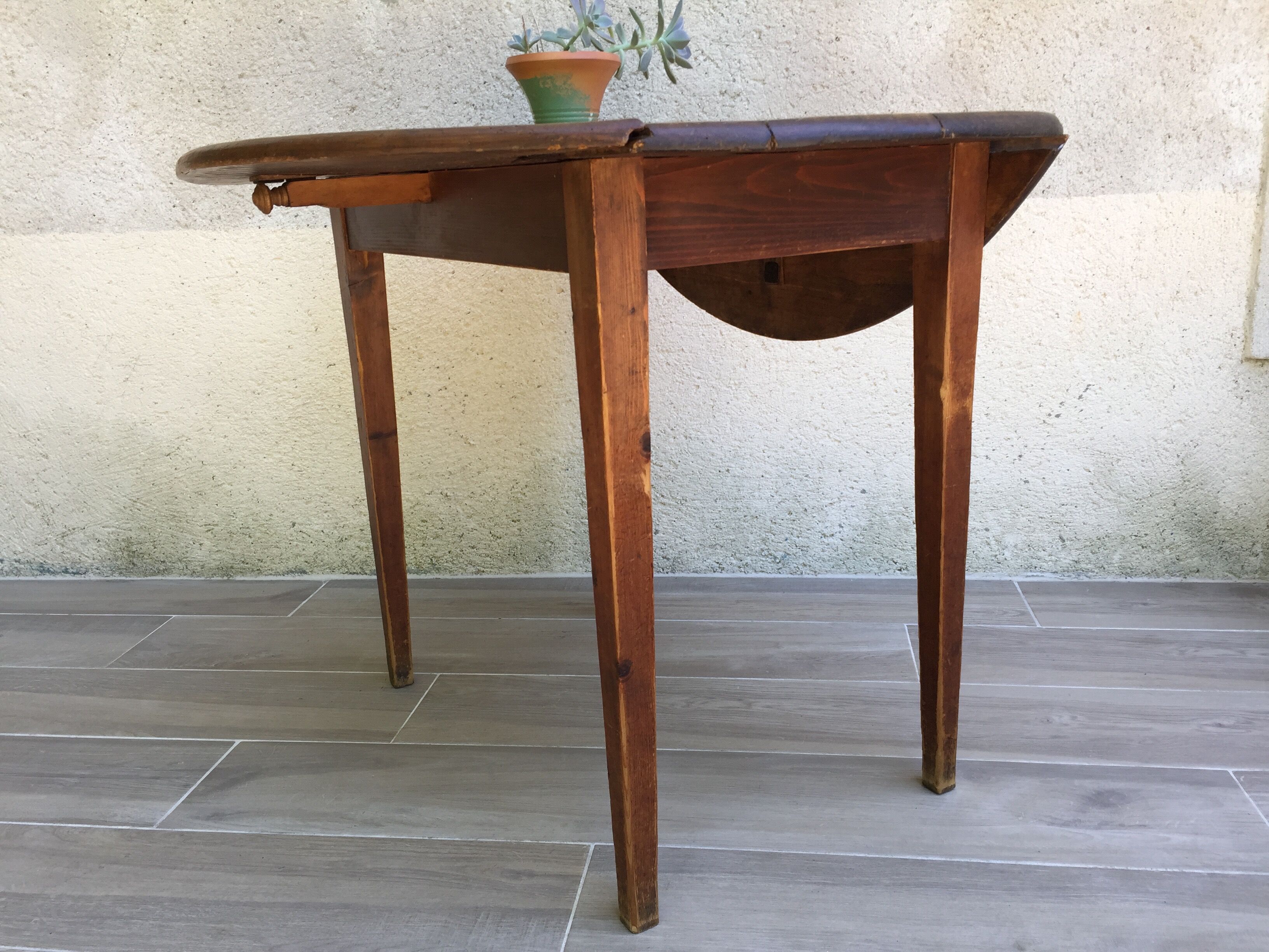 Round table at 2 vintage wood rabats