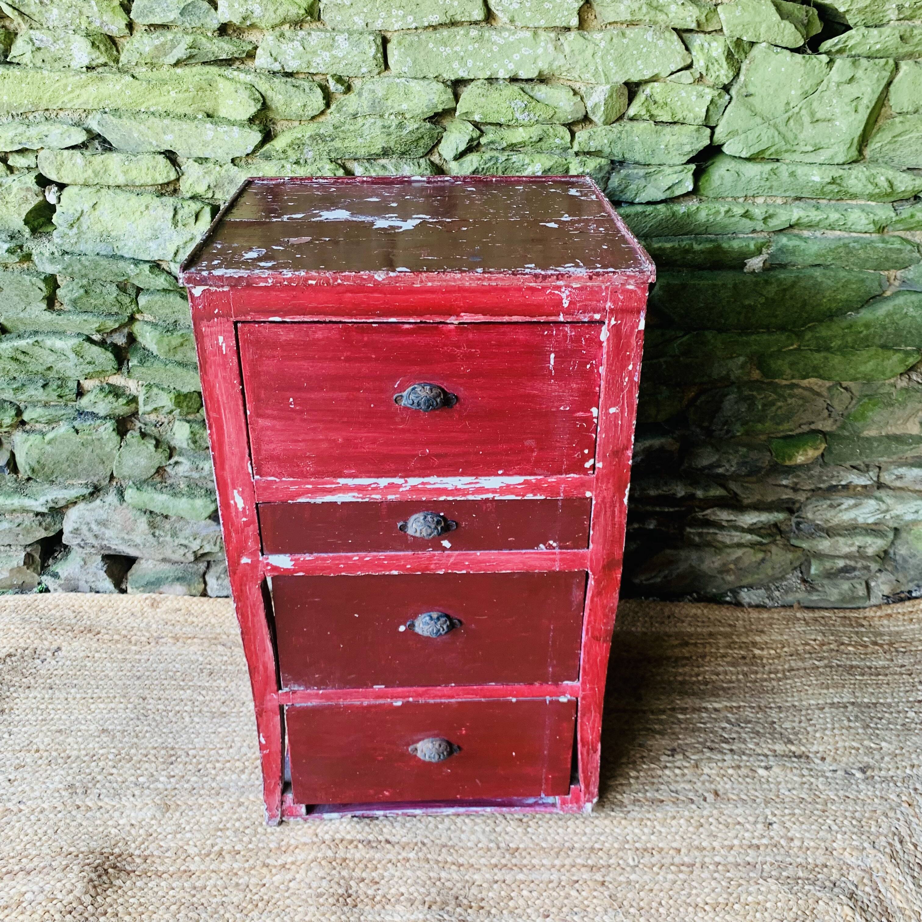 Atypical 4-drawer chest of drawers