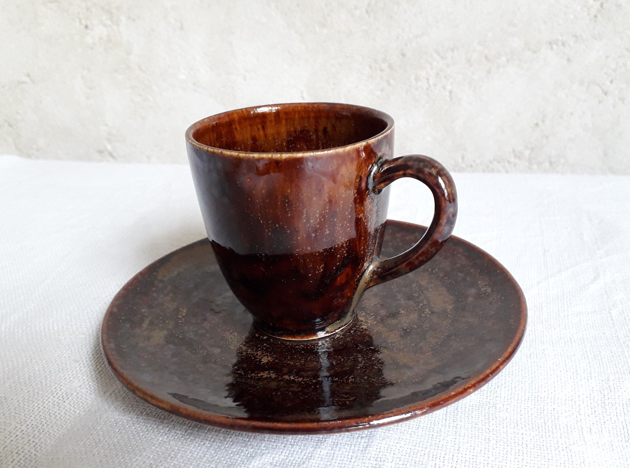 Beauvaisis Warluis 4 cup and sandstone sub-cup set