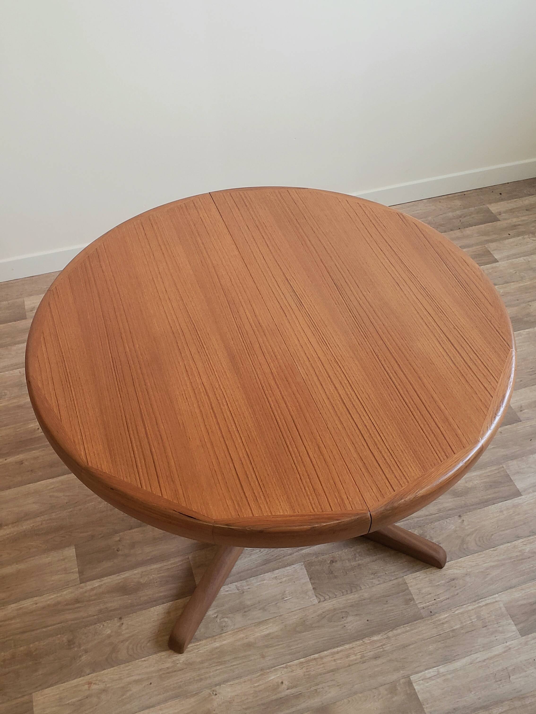 Baumann extendable round table
