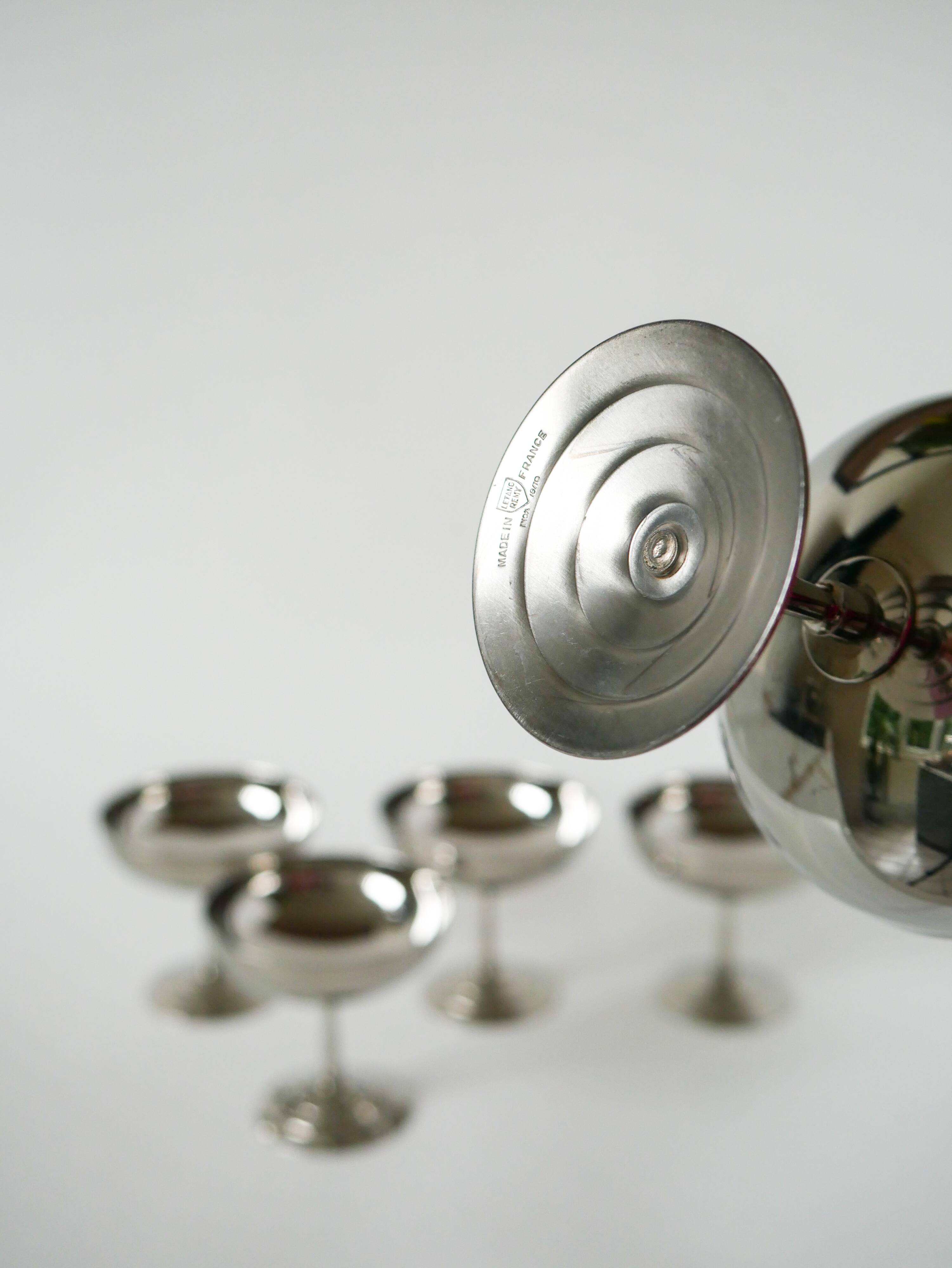 Set of 6 stainless steel bowls with fine feet, Design, 1970