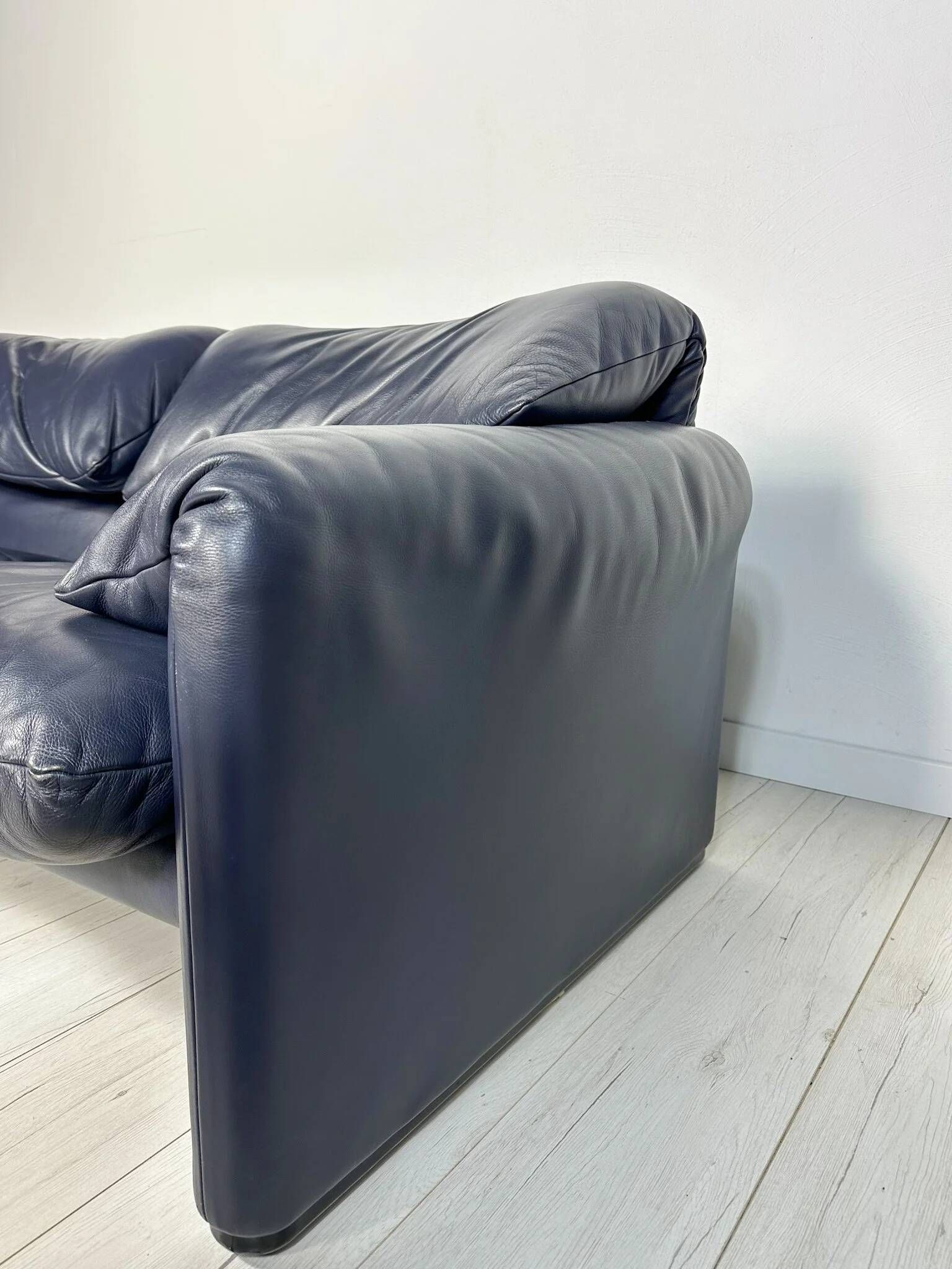 Vintage Maralunga 2-seater leather sofa from the 1980s by Vico Magistretti for Cassina.