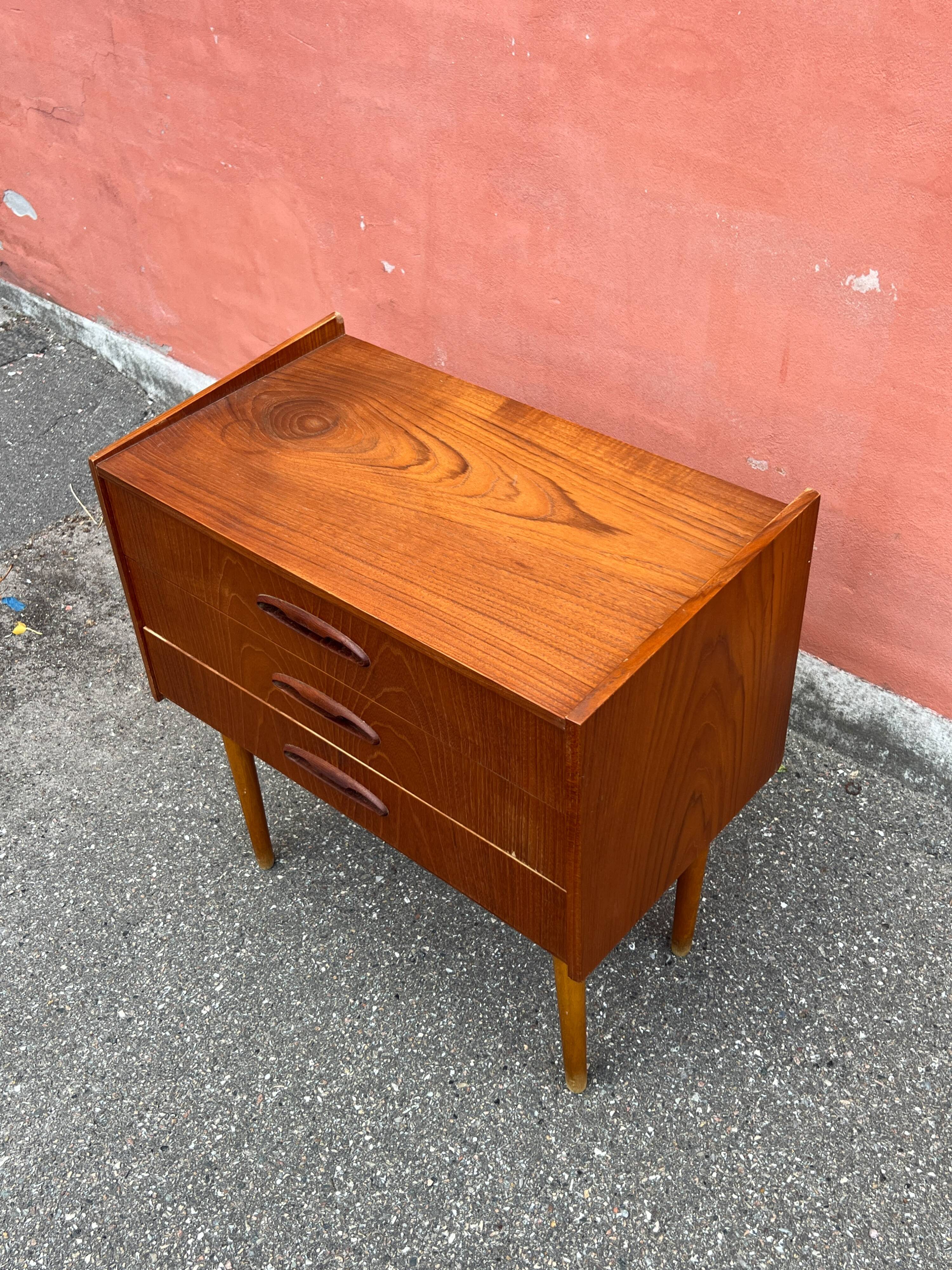 Commode en teck vintage danoise / table de nuit, moderne du milieu du siècle, 1960