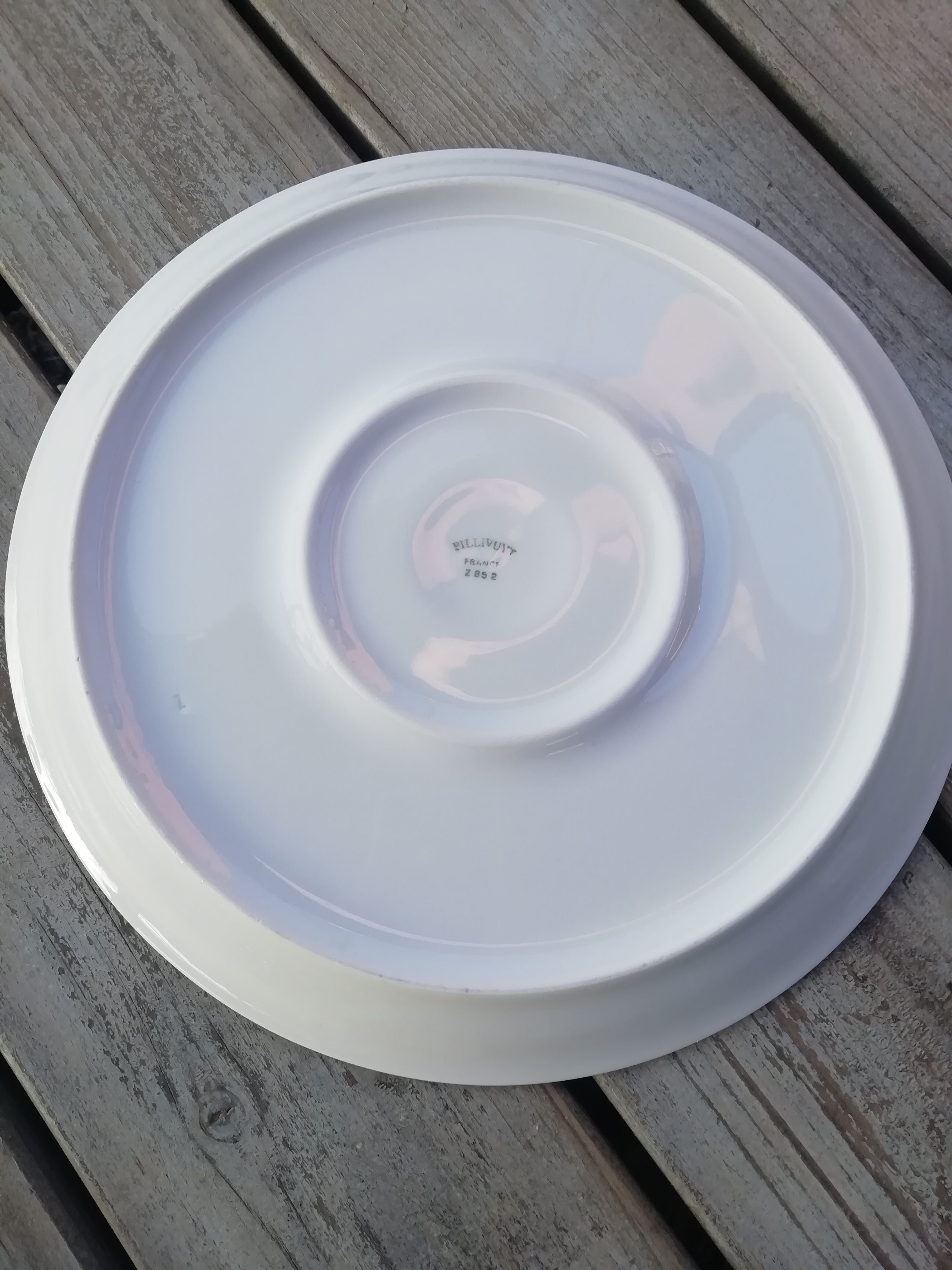 Dish with naïve pillivuyt décor