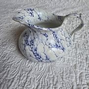 Pot à lait en porcelaine de Limoges décor bleu marbré
