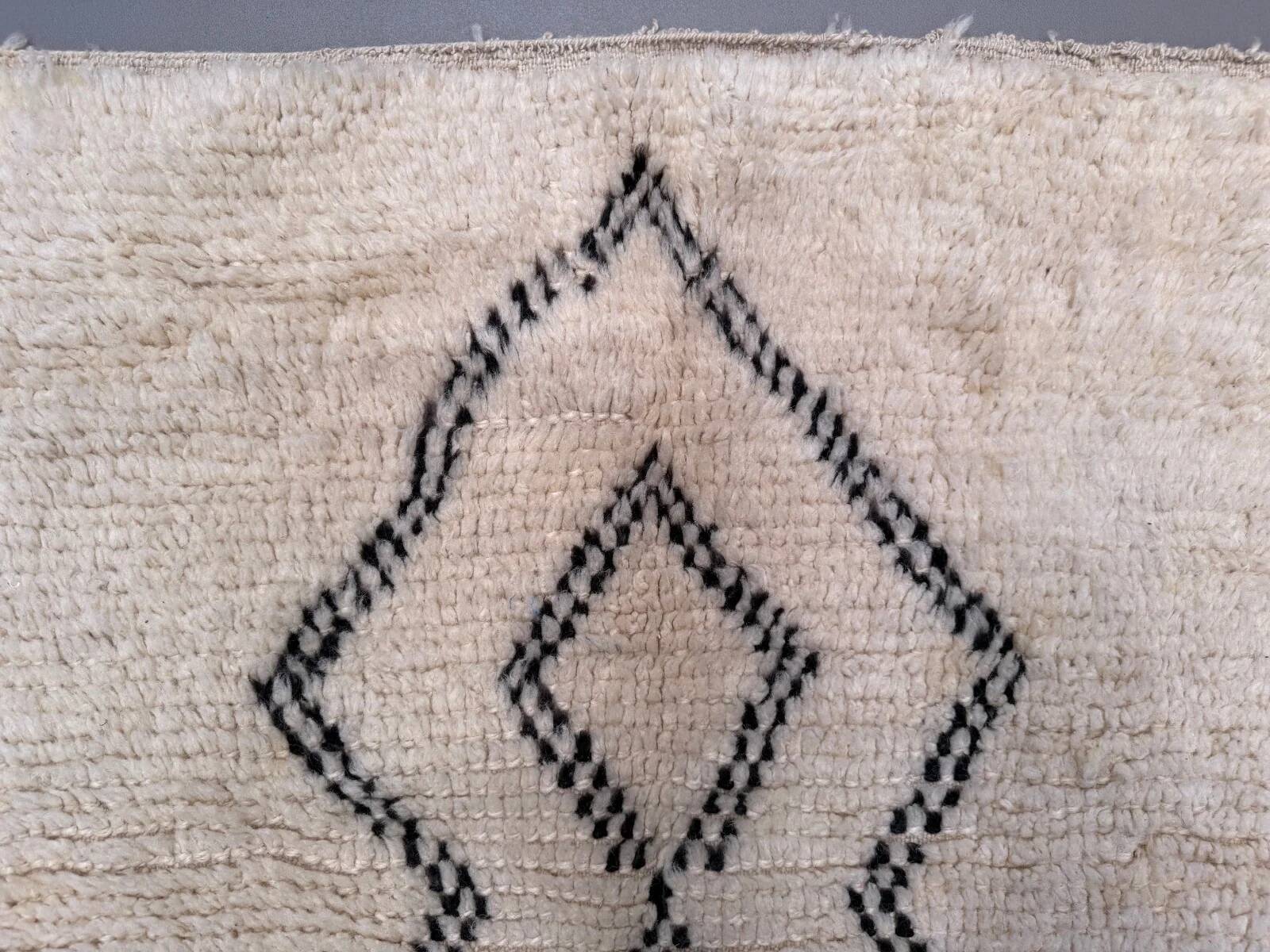 Tapis berbère marocain vintage Beni Ourain, Atlas, motif tribal, 200 x 142 cm, déstockage