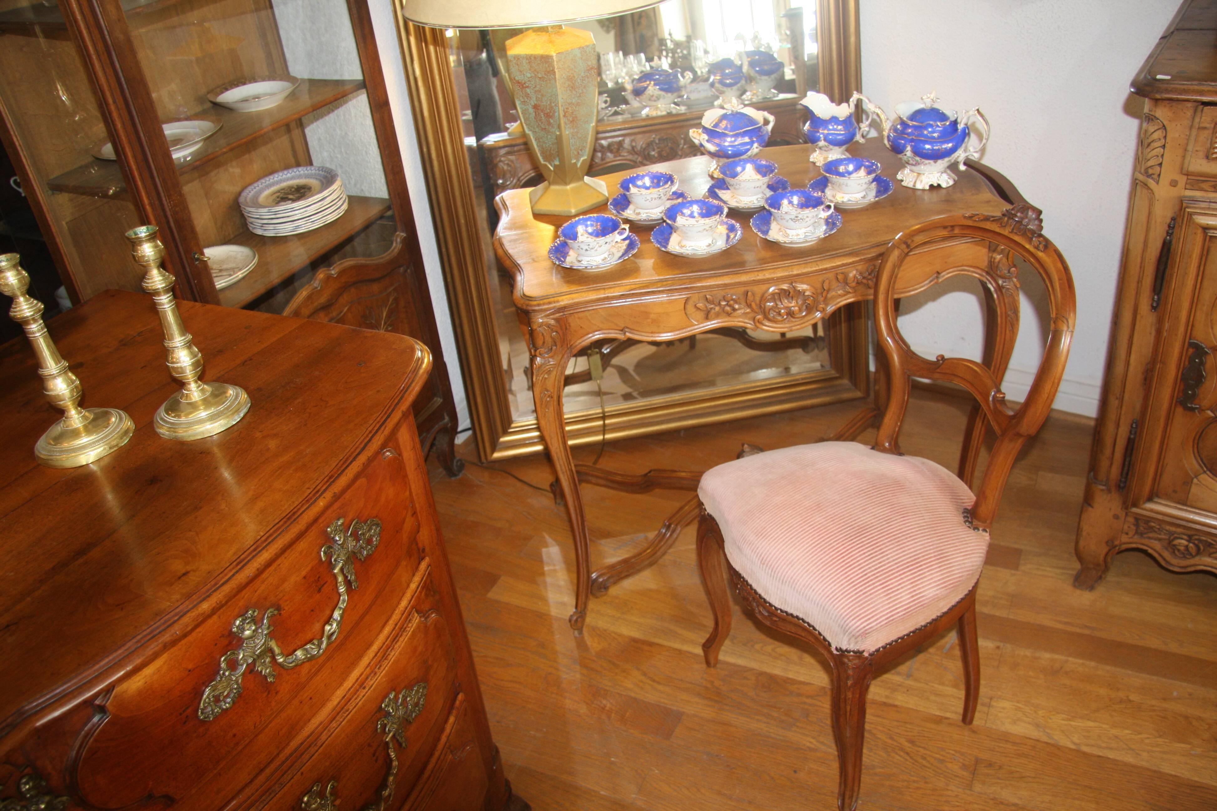 Table bureau et sa chaise de style Louis X.V. en noyer