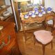 Table bureau et sa chaise de style Louis X.V. en noyer
