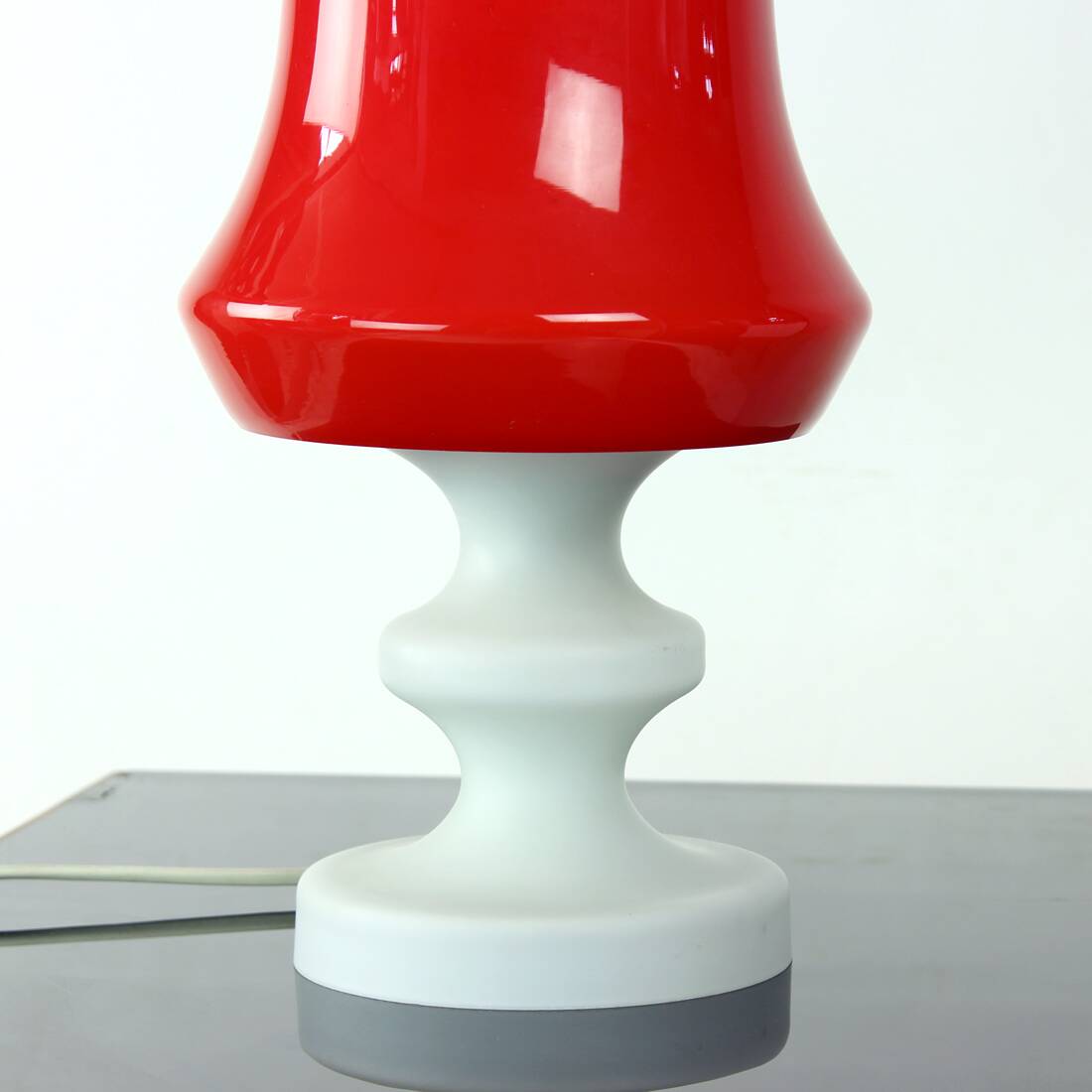 Lampe de table en verre opalin rouge et blanc par Stefan Tabery, 1960s