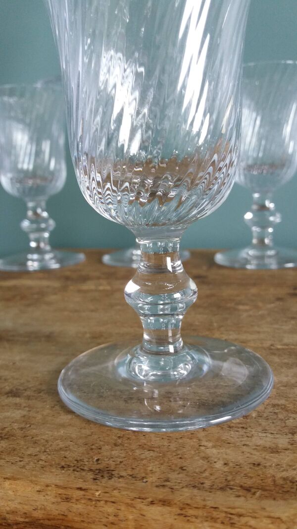 Verres à pied anciens en cristal au calice à cannelures torses en relief