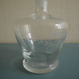 Carafe ancienne en verre soufflé et gravé