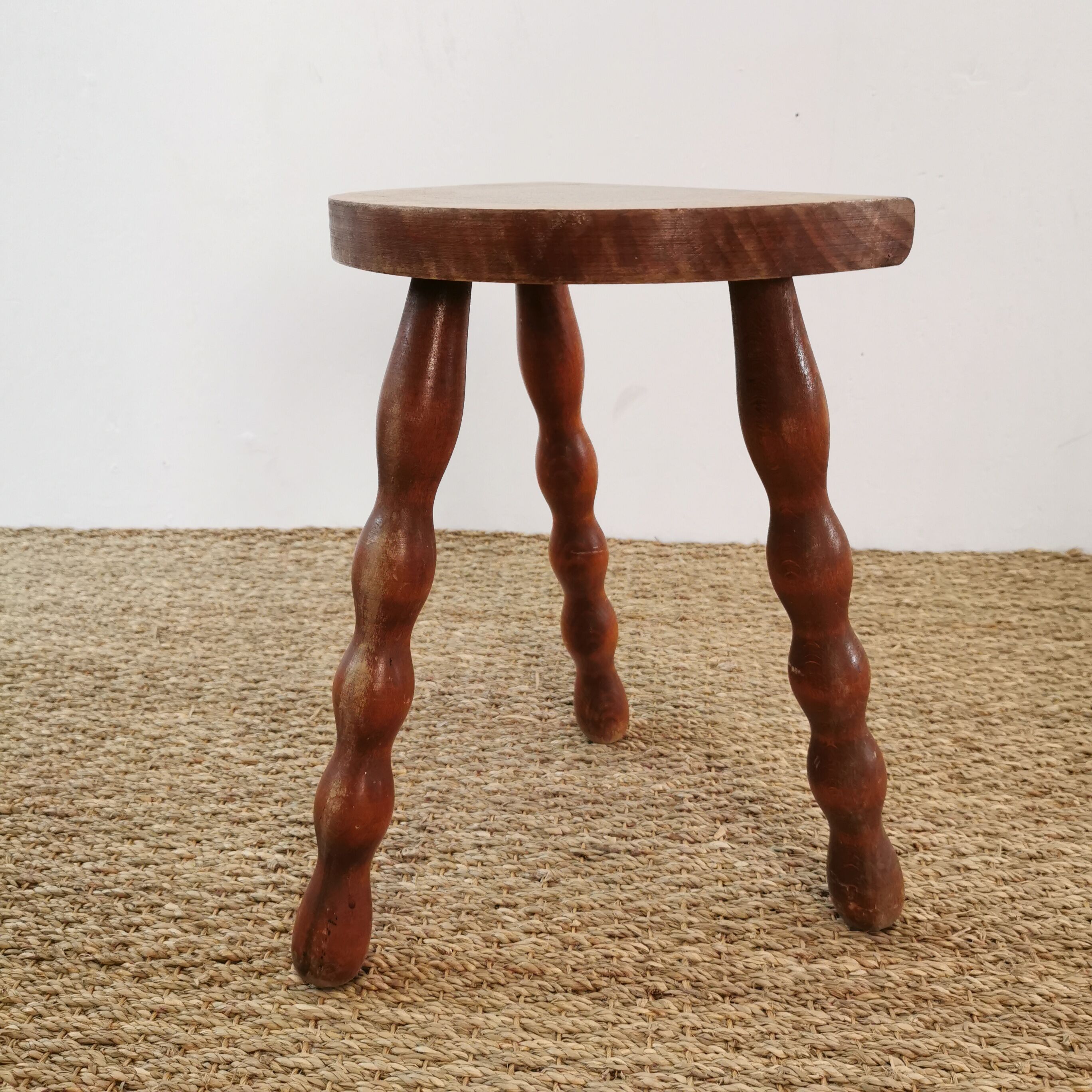 Tabouret tripode bois assise demi-lune