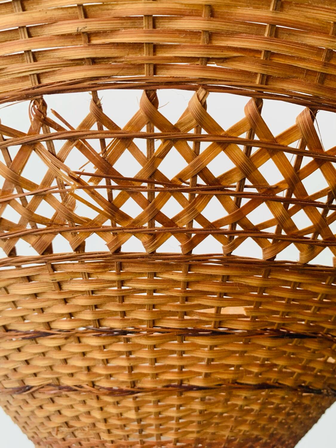 Lampadaire vintage en rotin et métal