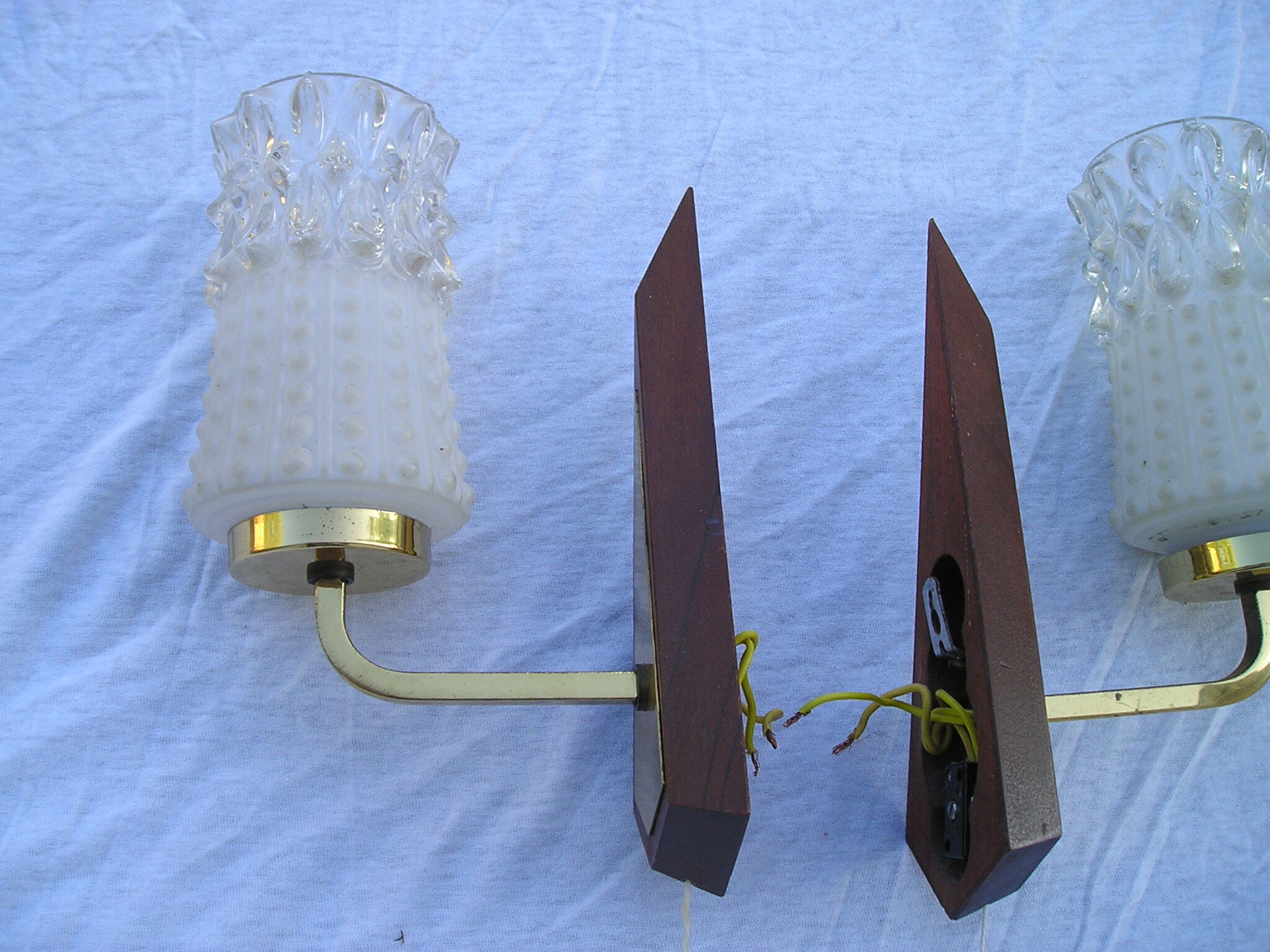 Paire d'appliques vintage en verre, laiton et bois des années 70