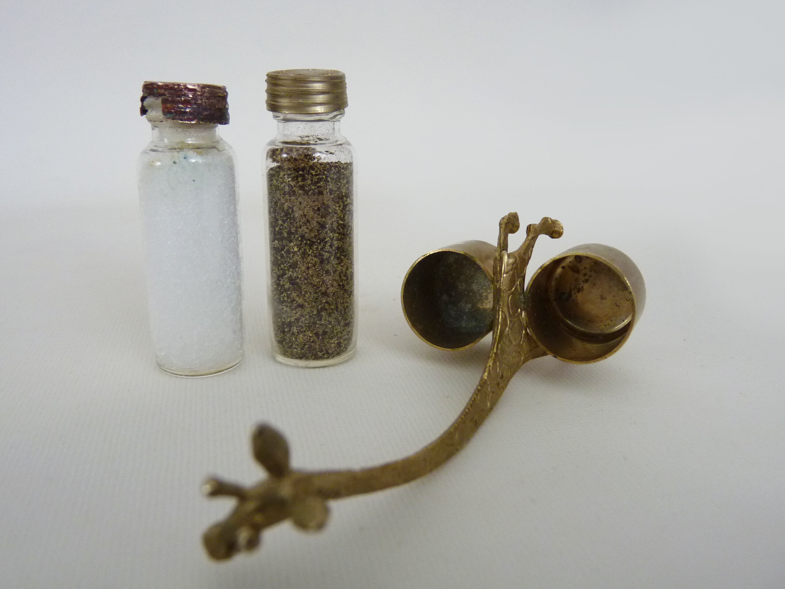 Salt and pepper maker support giraffe year 40 50