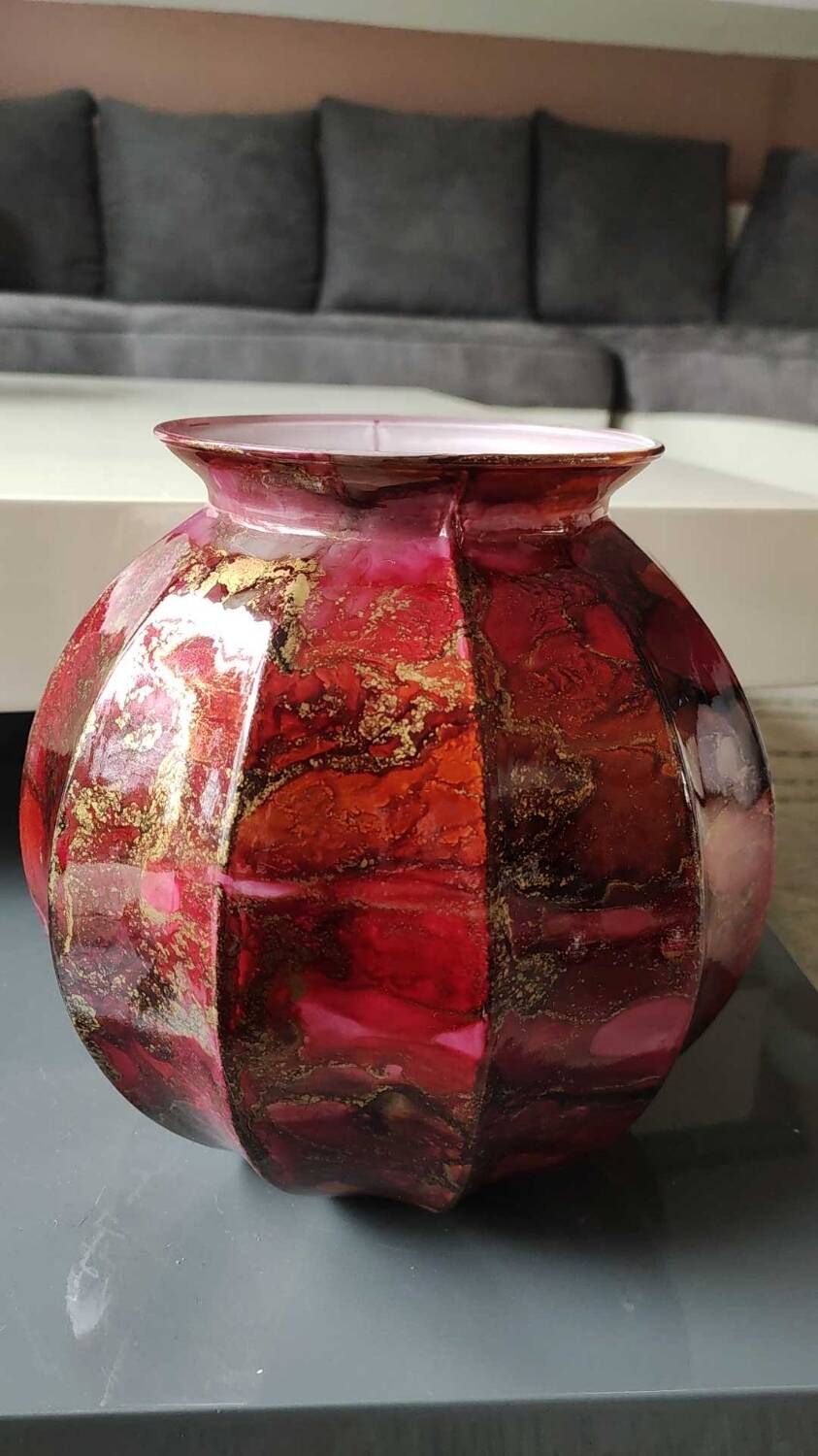 Gadrooned ball vase, in lacquered Art glass. Decor: pink tones of smoke, gold powder inclusions. Signed Sylvie Montagnon. Size 20 x 20 cm