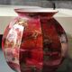 Vase boule godronné, en verre d Art laqué. Décor volutes de fumée tons roses, inclusions poudre d or. Signé Sylvie Montagnon. Dim 20 x 20 cm