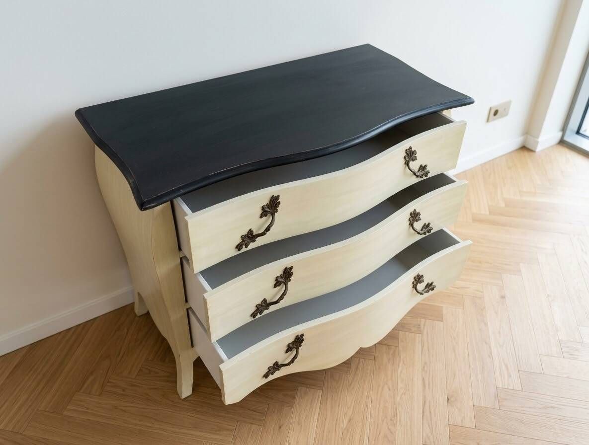 Grande commode style Louis XV de couleur crème
