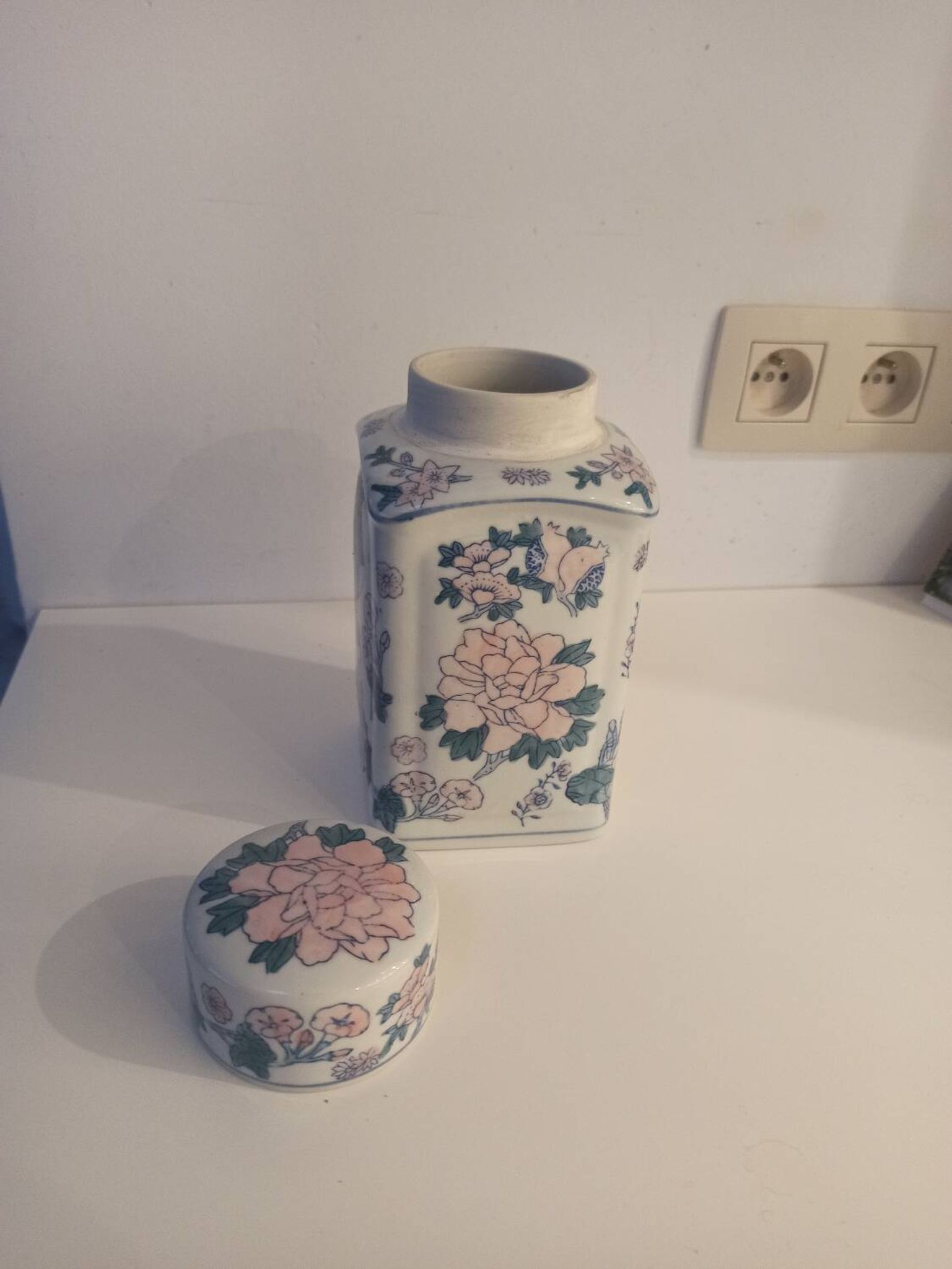 Bonbonnière à motifs asiatiques en porcelaine