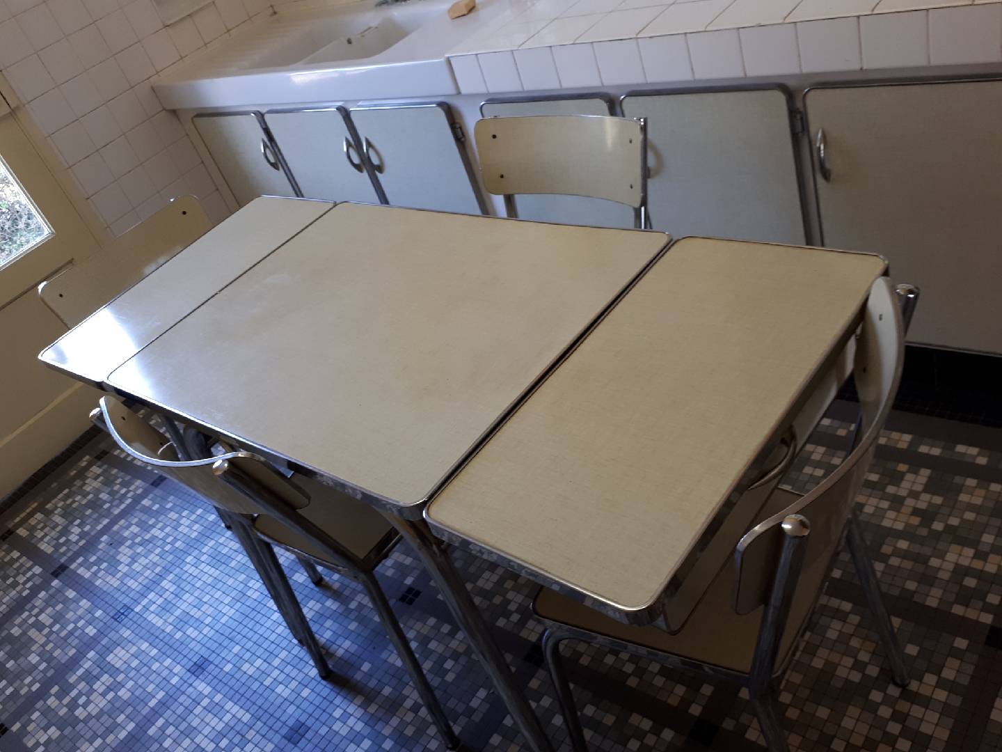Pivoteau in formica kitchen set