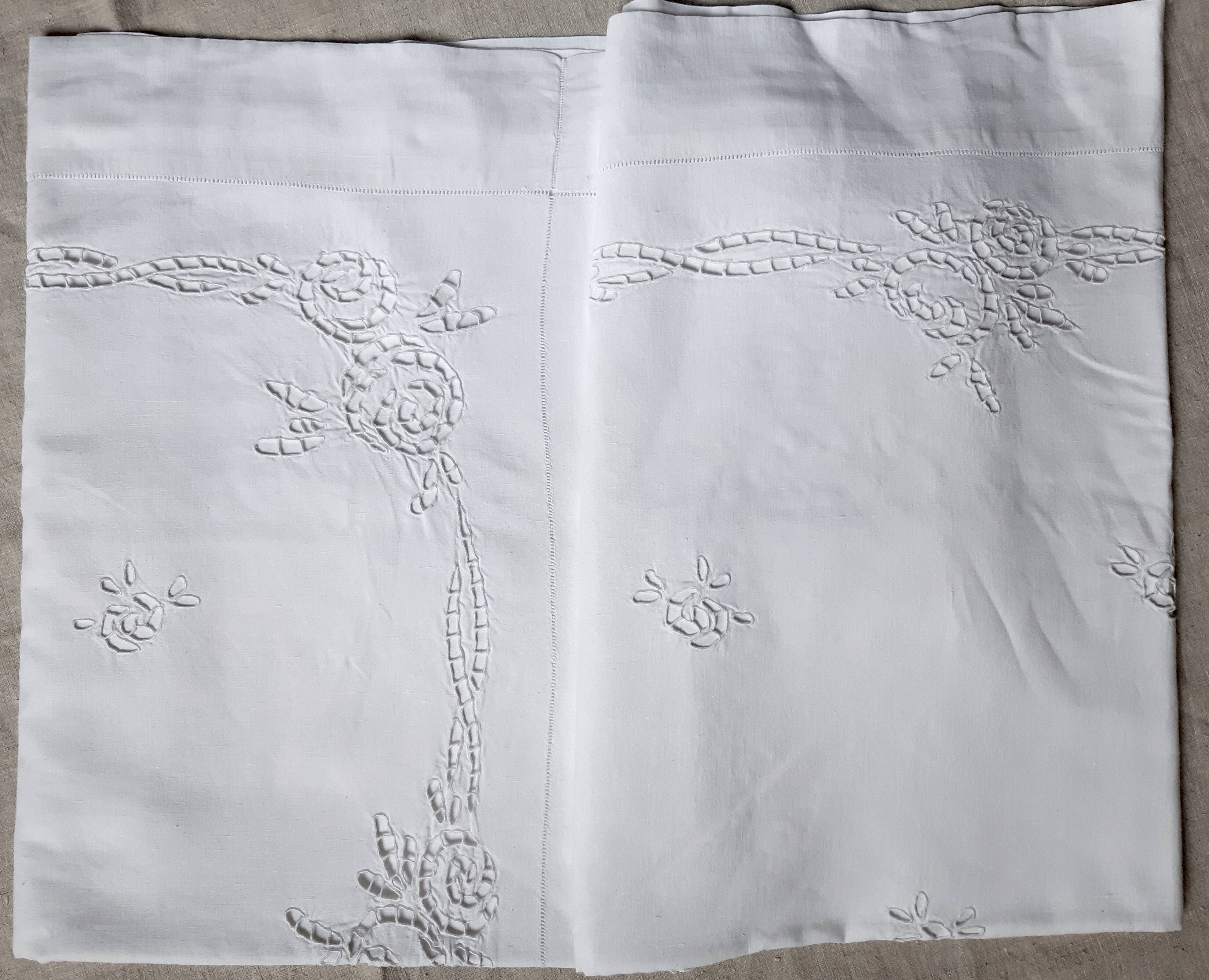 Cotton sheet embroidered Richelieu monogrammed "M"