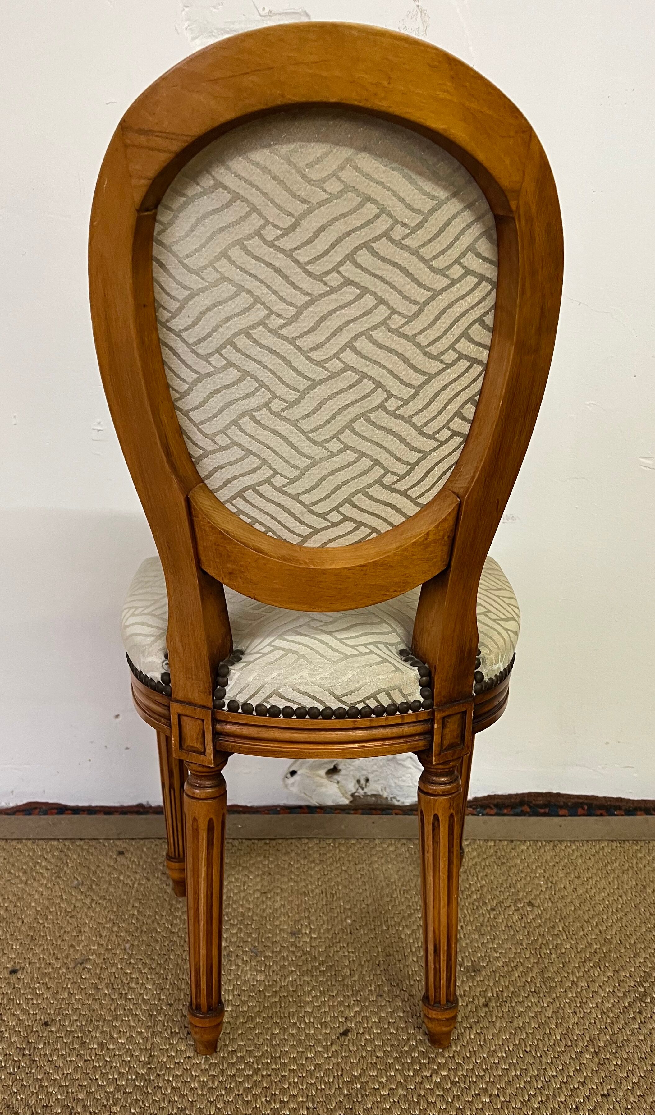 Chaise médaillon de style louis xvi