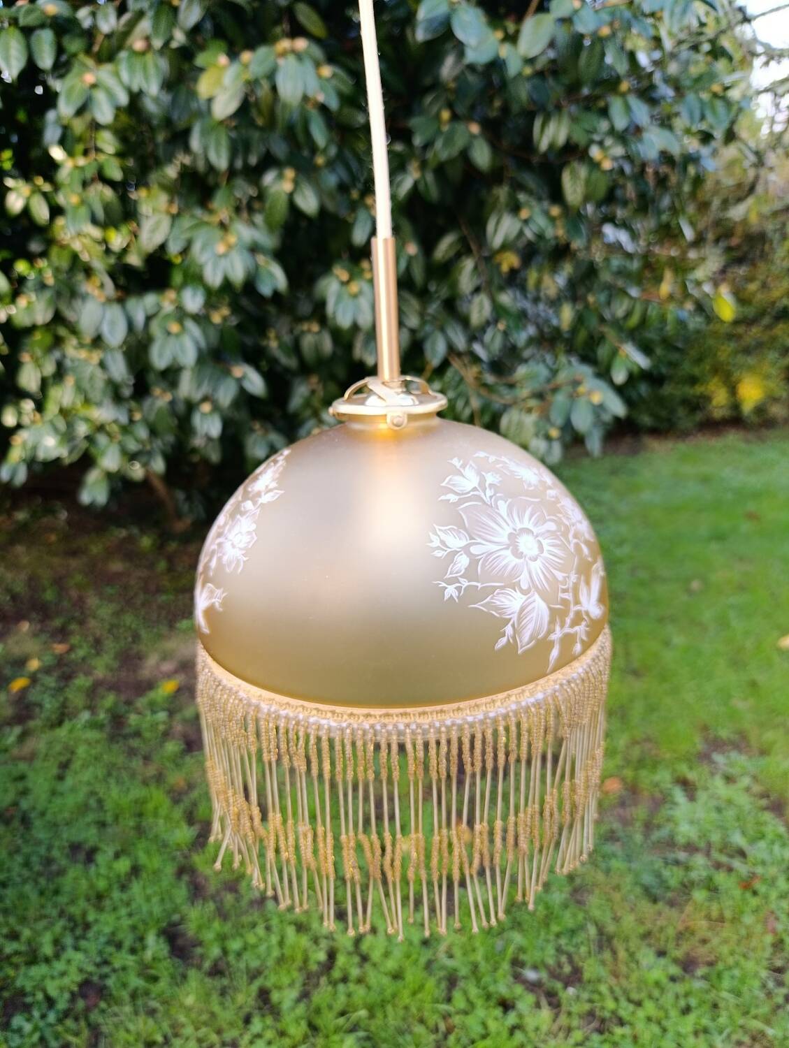 Suspension belle époque verre dépoli jaune doré, franges perlées