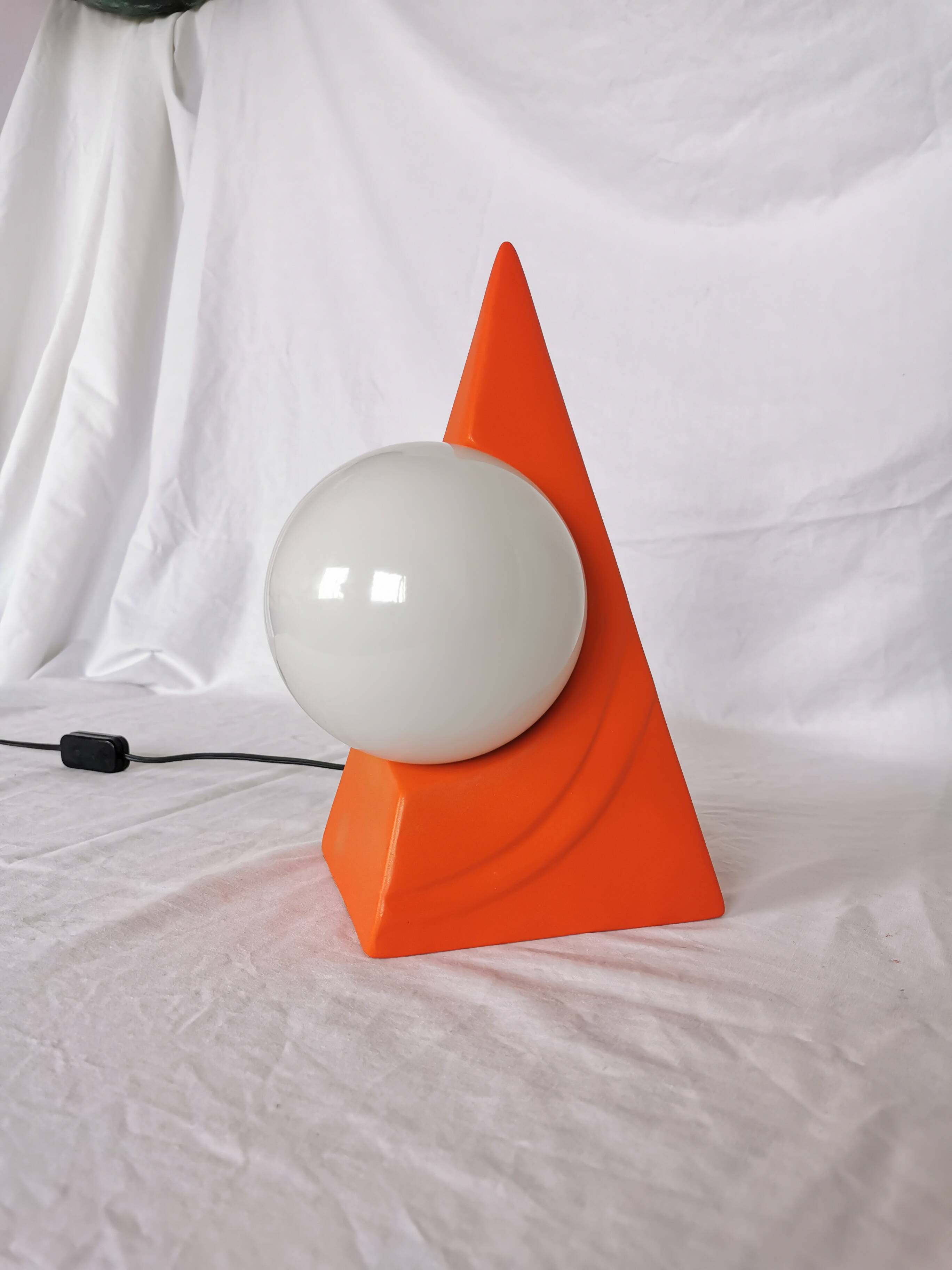 Lampe pyramide céramique, sphère en opaline, postmoderne, 1970.