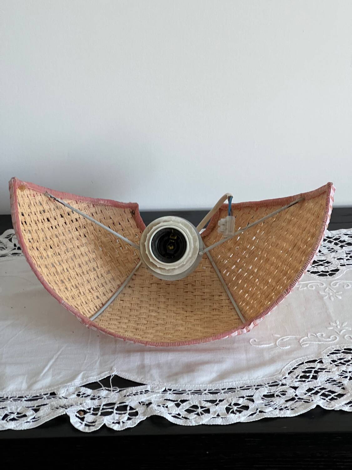 Flower applique in raffia and pink fabrics