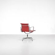 Fauteuil " EA 108 " en cuir rouge, conçu par Charles Ray Eames pour Vitra,