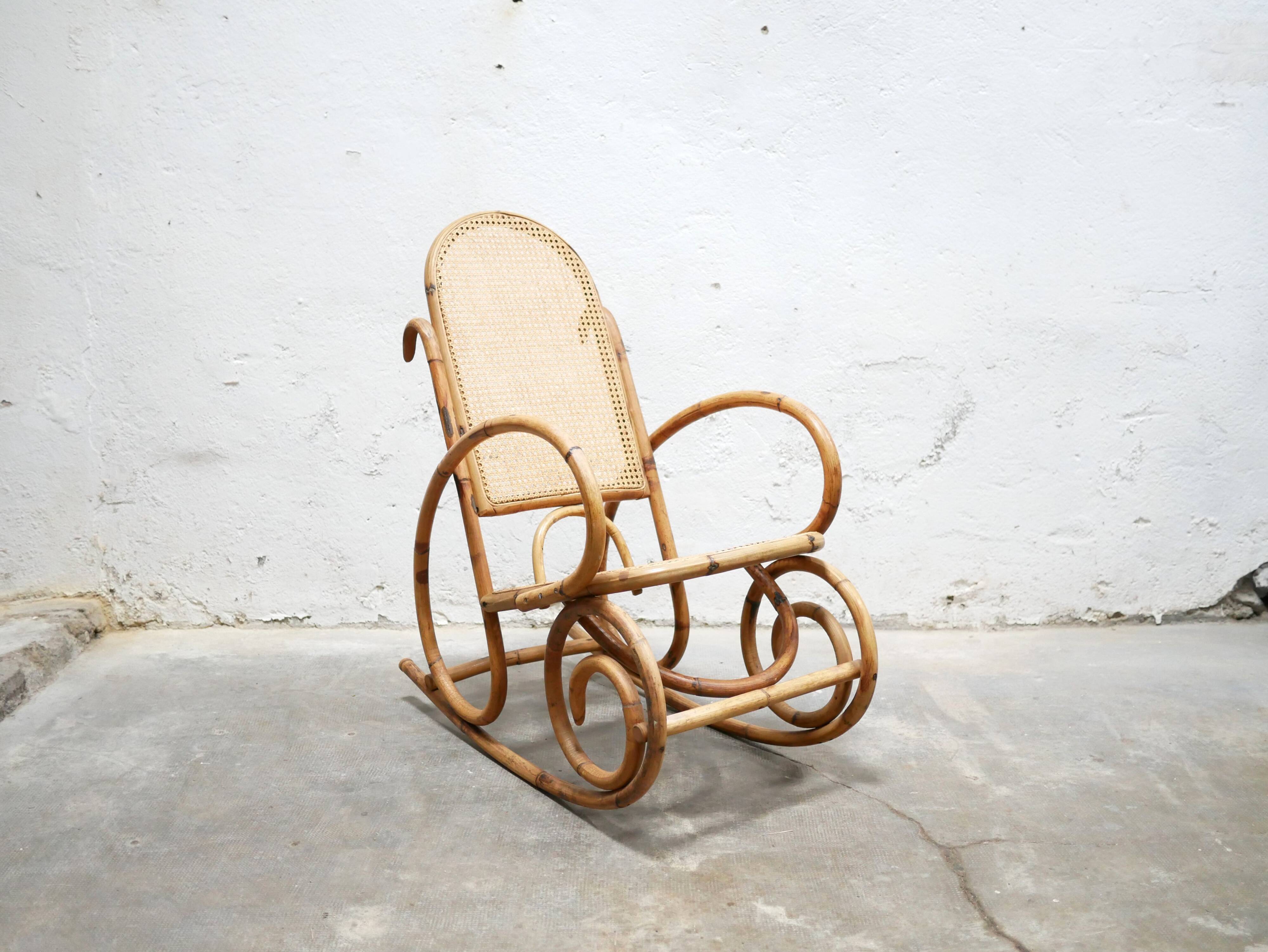 Fauteuil à bascule vintage en rotin et cannage