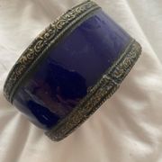Ceramic pot and bronze blue flower old