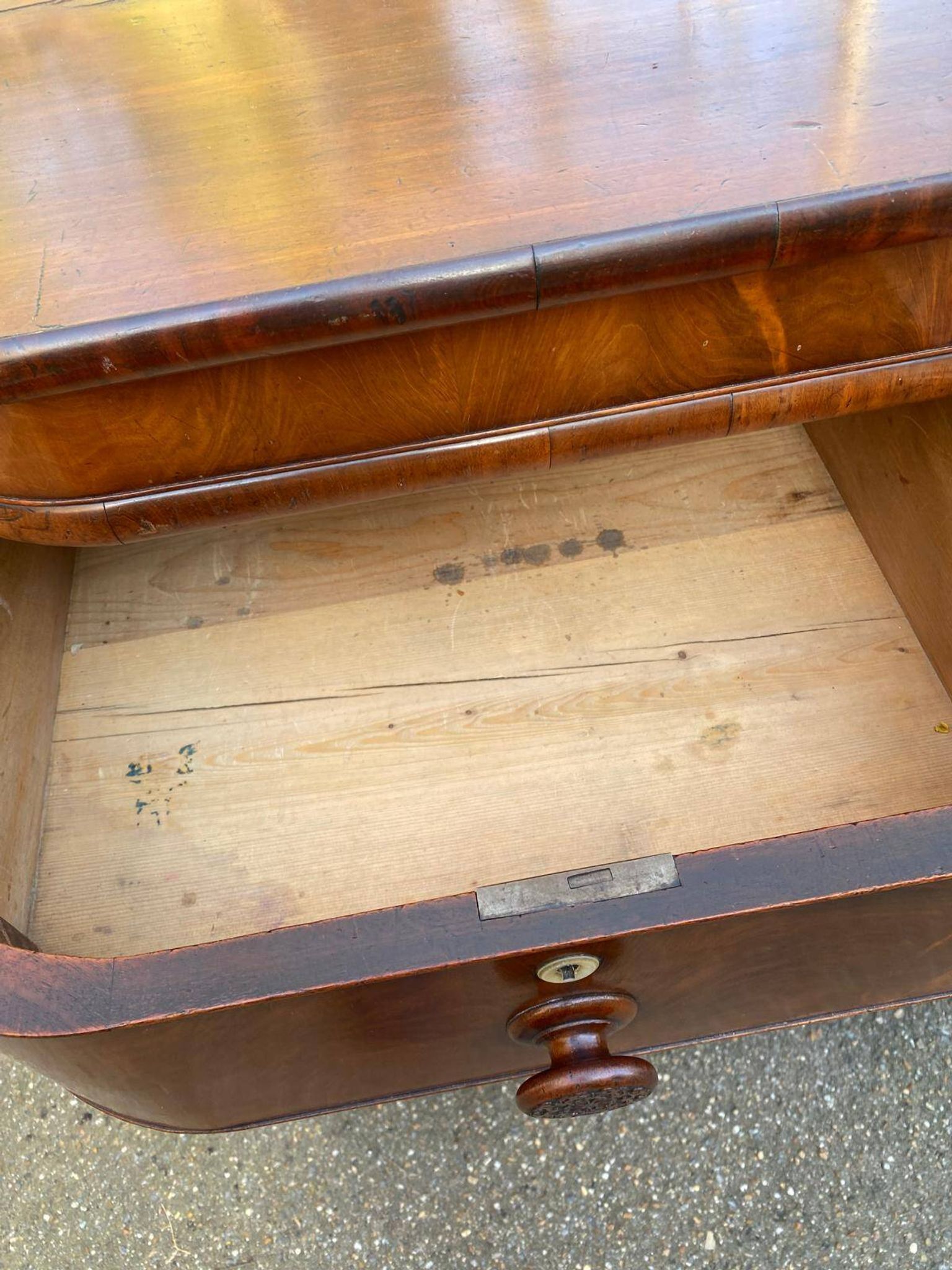 Victorian English commode in solid mahogany wood, 1930.