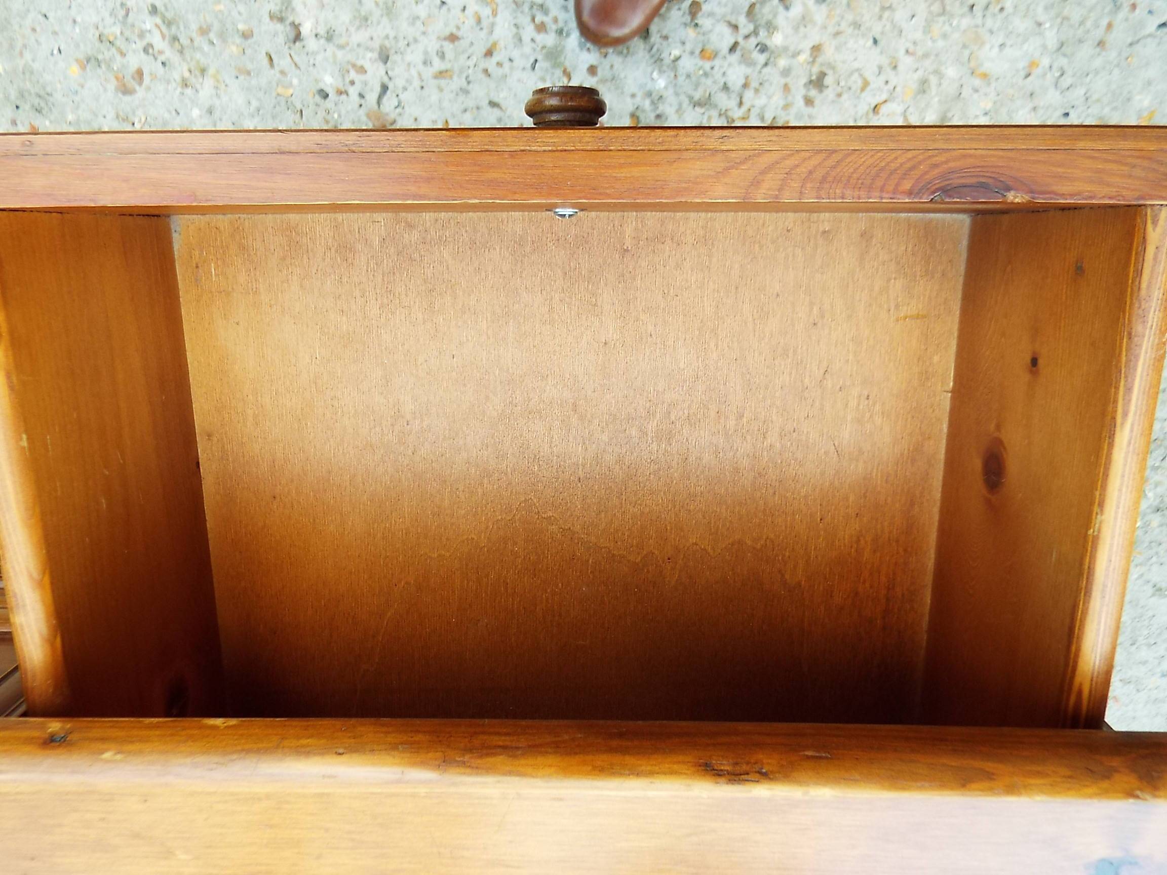 Pine chest of drawers