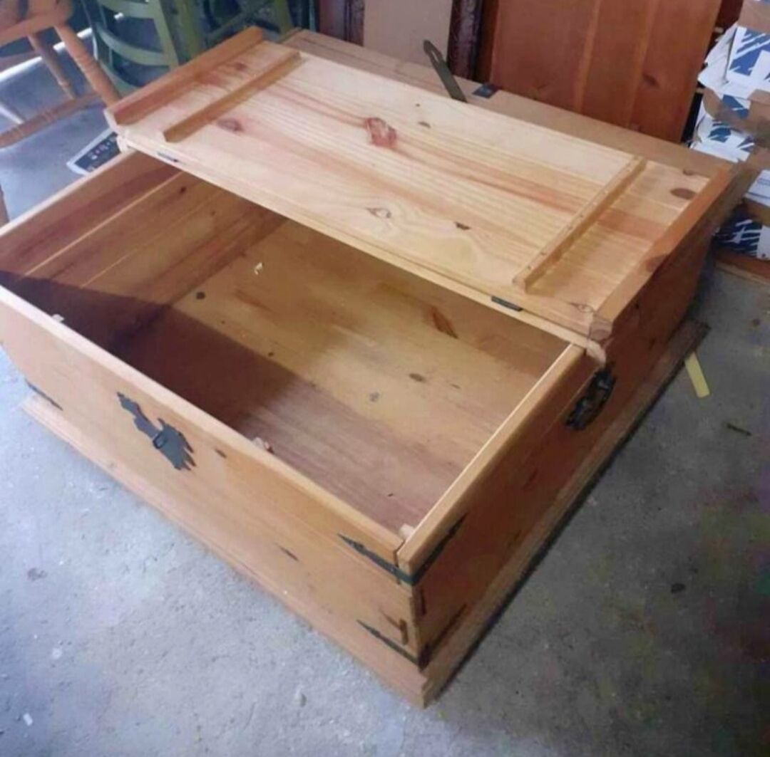 Coffee table and trunk solid wood wheels - Very good condition